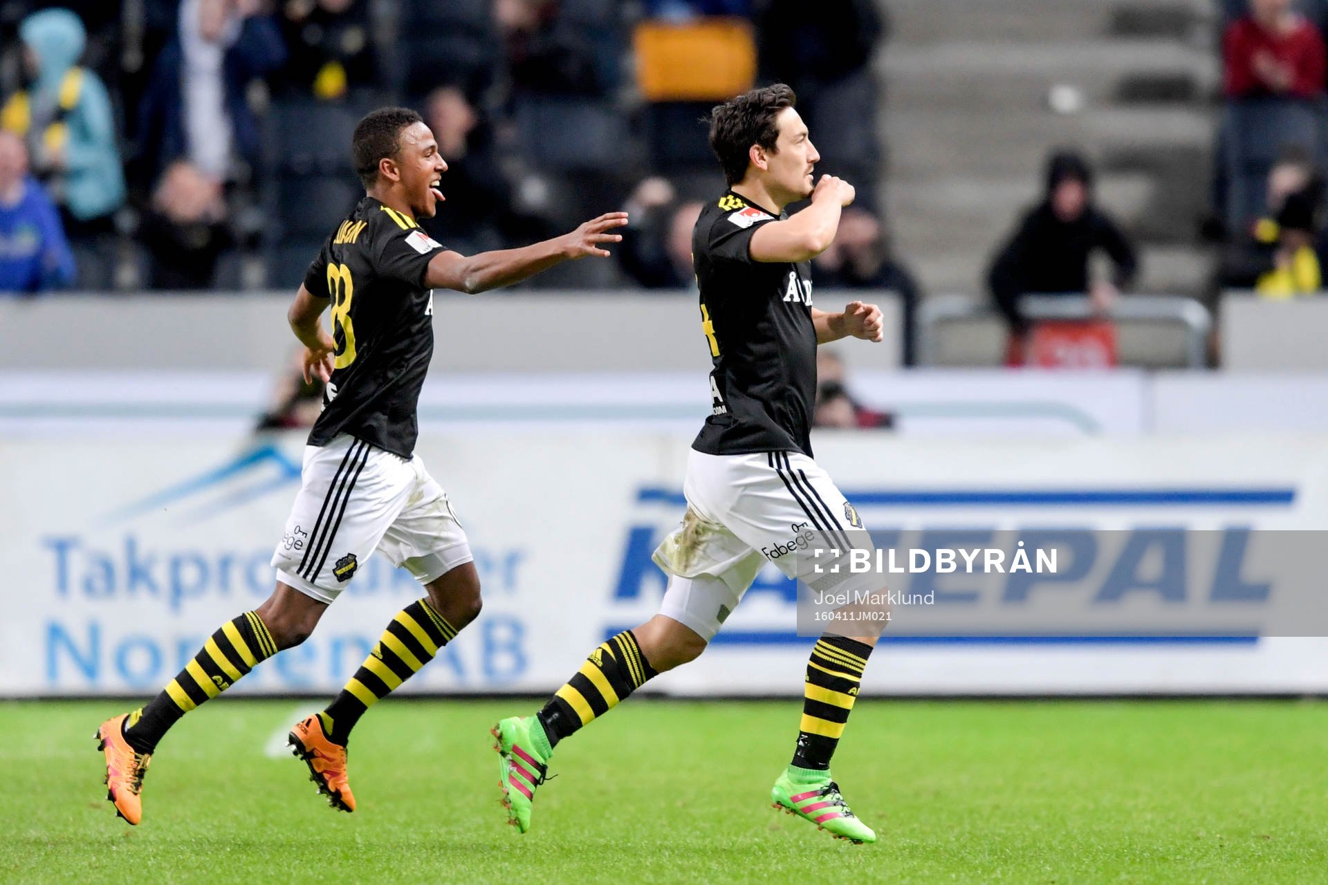 s Niclas Eliasson och Stefan Ishizaki jublar