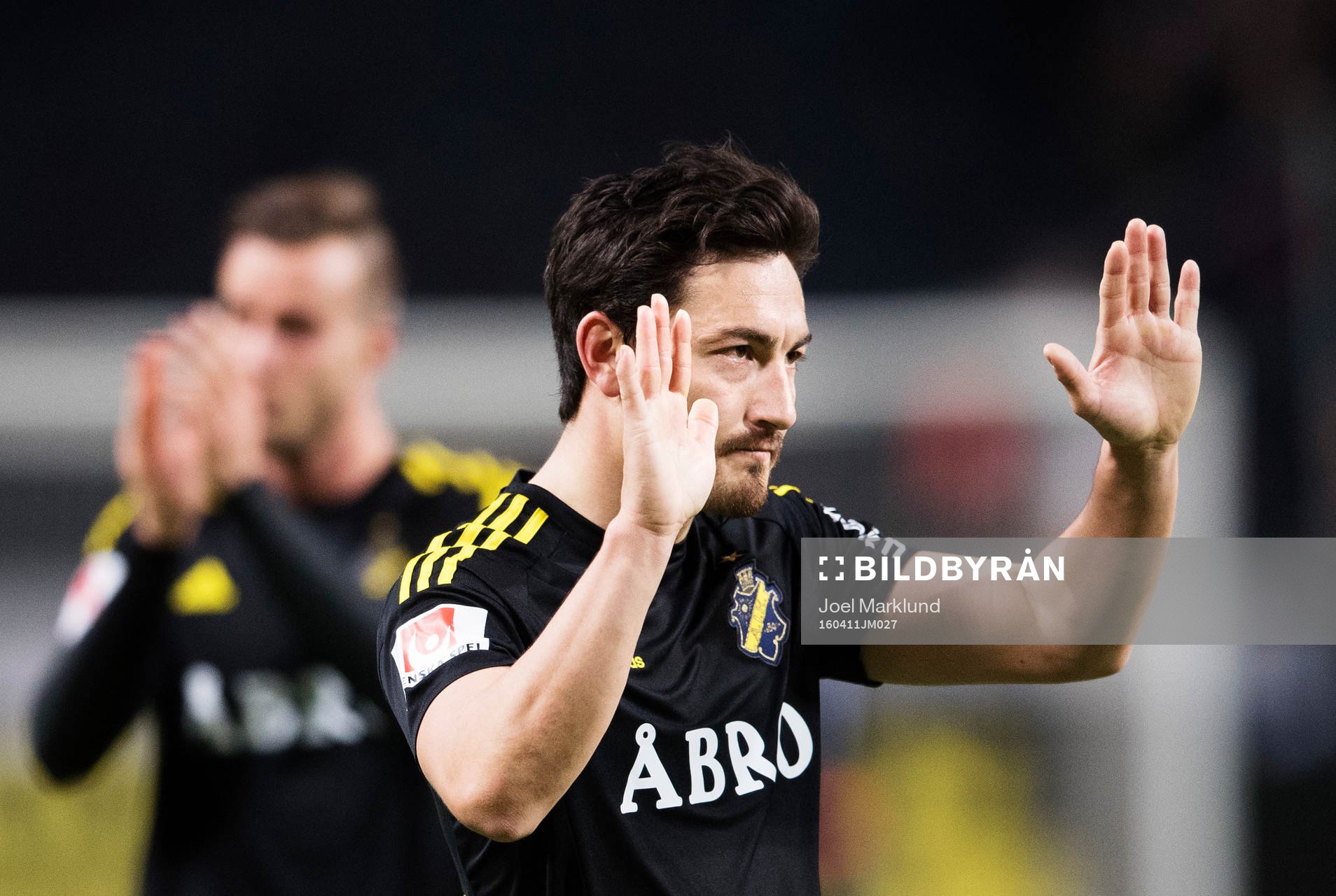 s Stefan Ishizaki vinkar till publiken