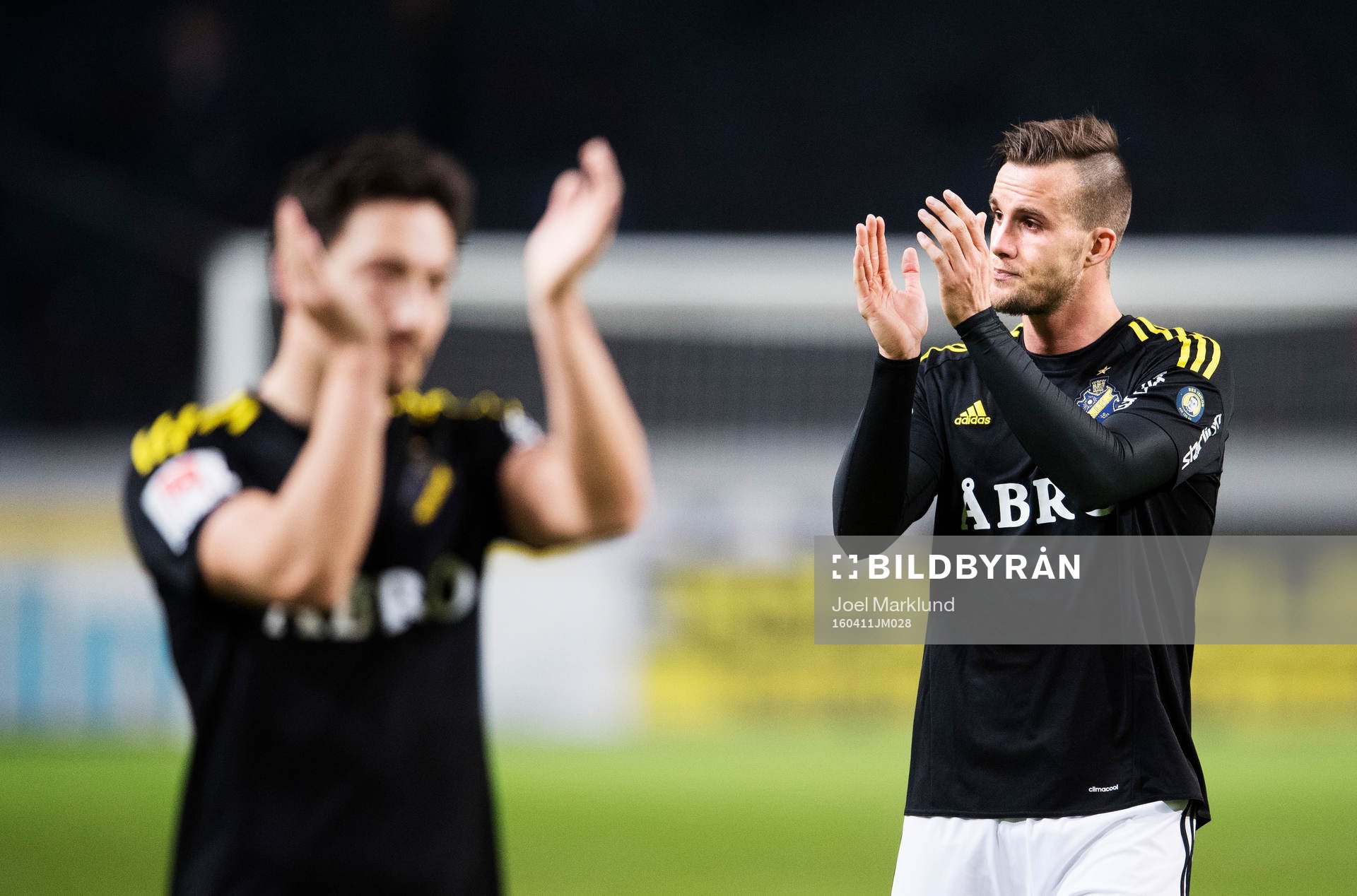 AIK:s Stefan Ishizaki och Fredrik Brustad applåderar publiken efter fotbollsmatchen i Allsvenskan mellan AIK och IFK Göteborg den 11 april 2016 i Stockholm.