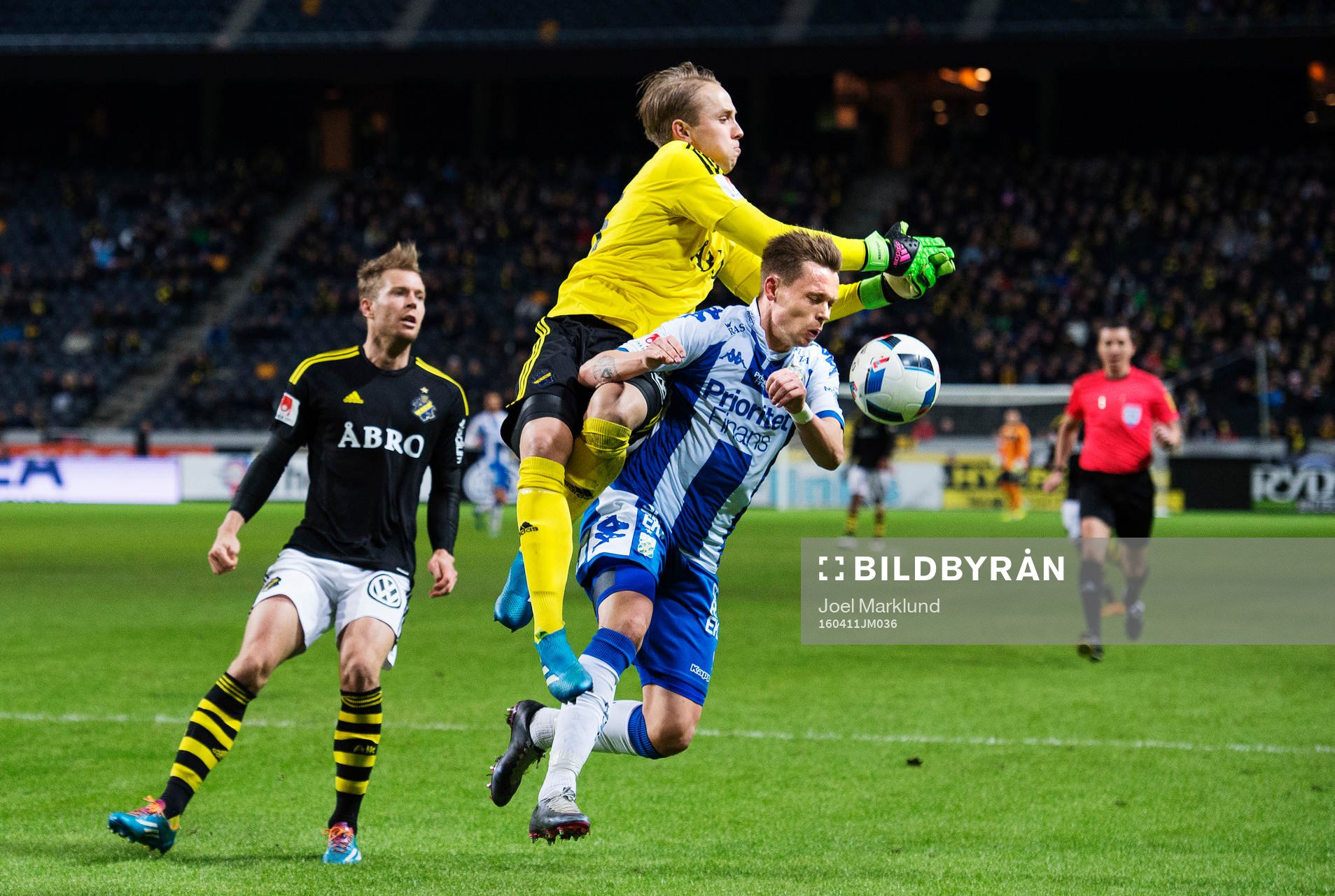 s målvakt Patrik Carlgren i en duell med IFK Göteborgs