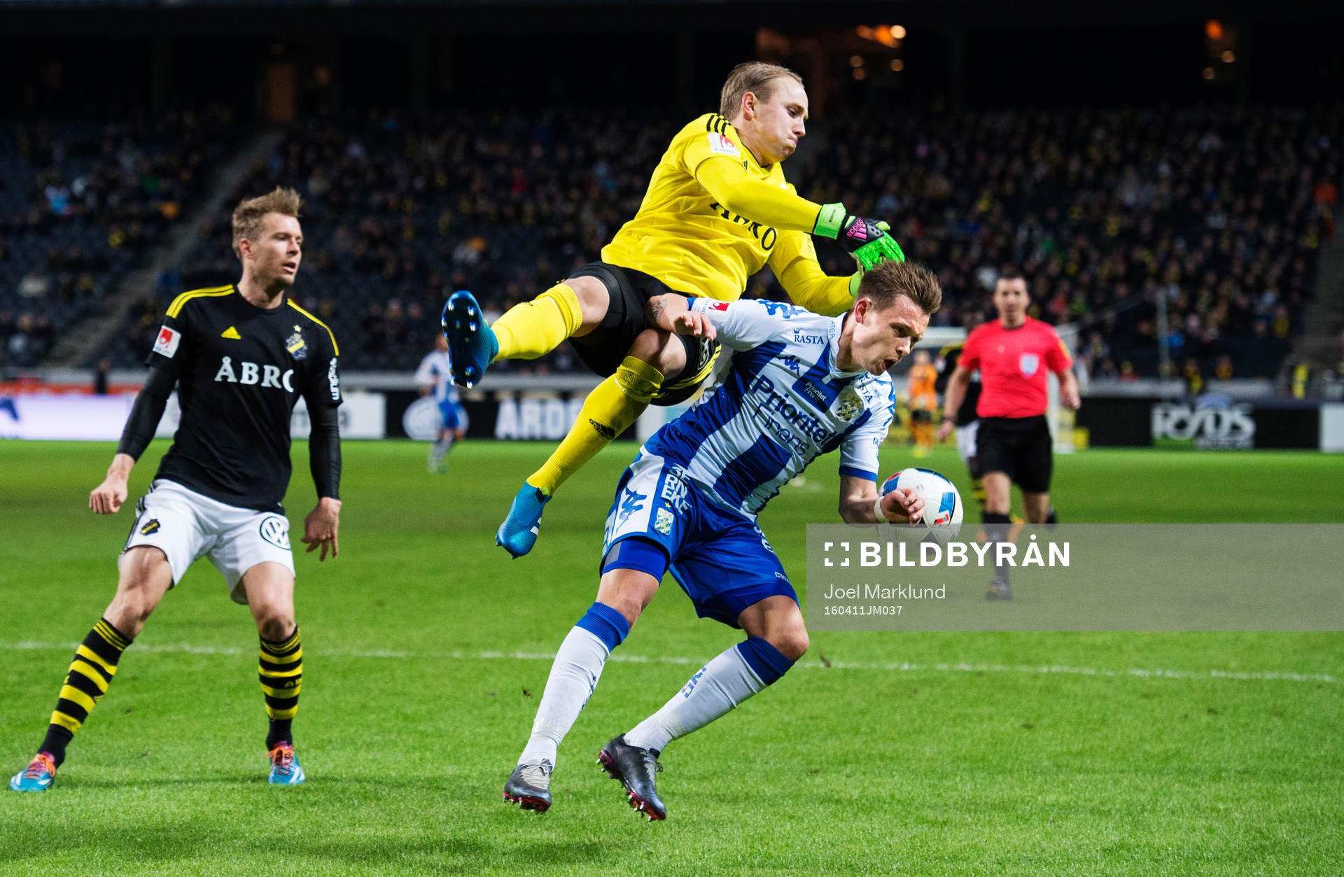 s målvakt Patrik Carlgren i en duell med IFK Göteborgs