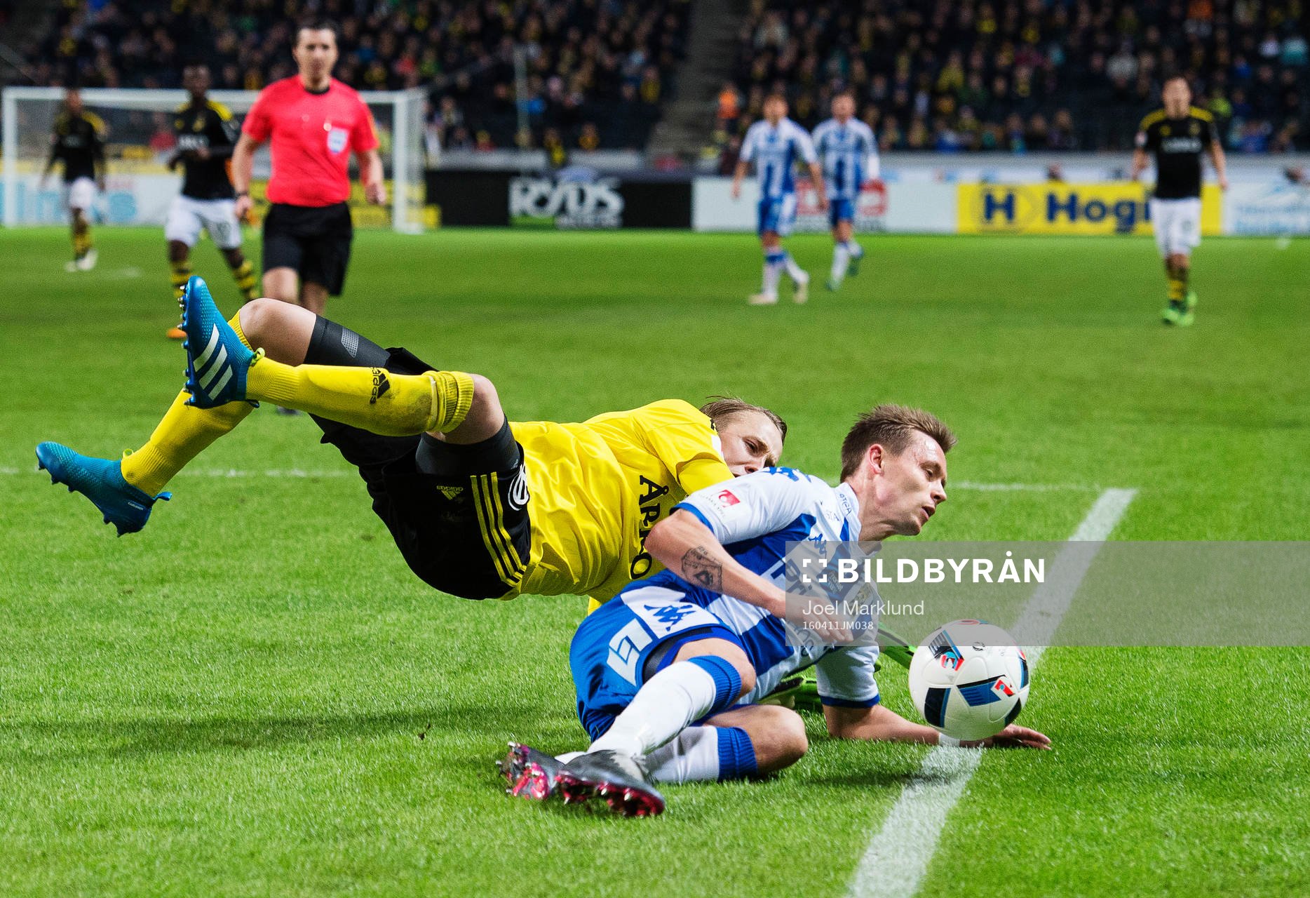 s målvakt Patrik Carlgren i en duell med IFK Göteborgs
