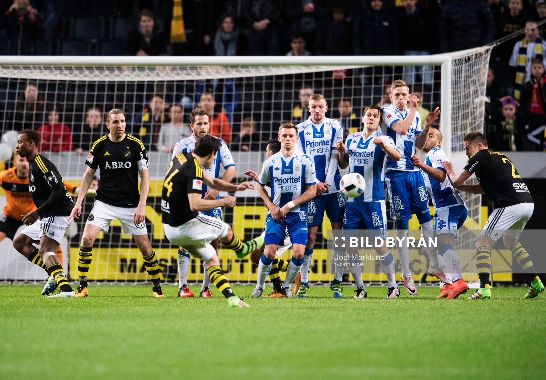 AIK:s Stefan Ishizaki skjuter in 2-1 på frispark under fotbollsmatchen i Allsvenskan mellan AIK och IFK Göteborg den 11 april 2016 i Stockholm.