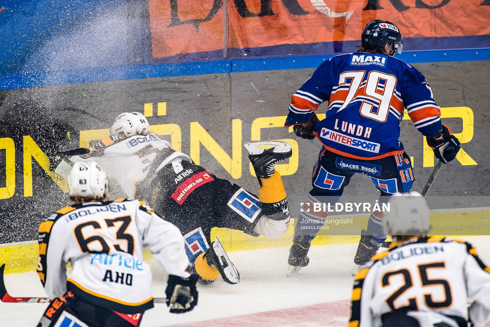 Skellefteås Anton Lindholm faller in i sargen