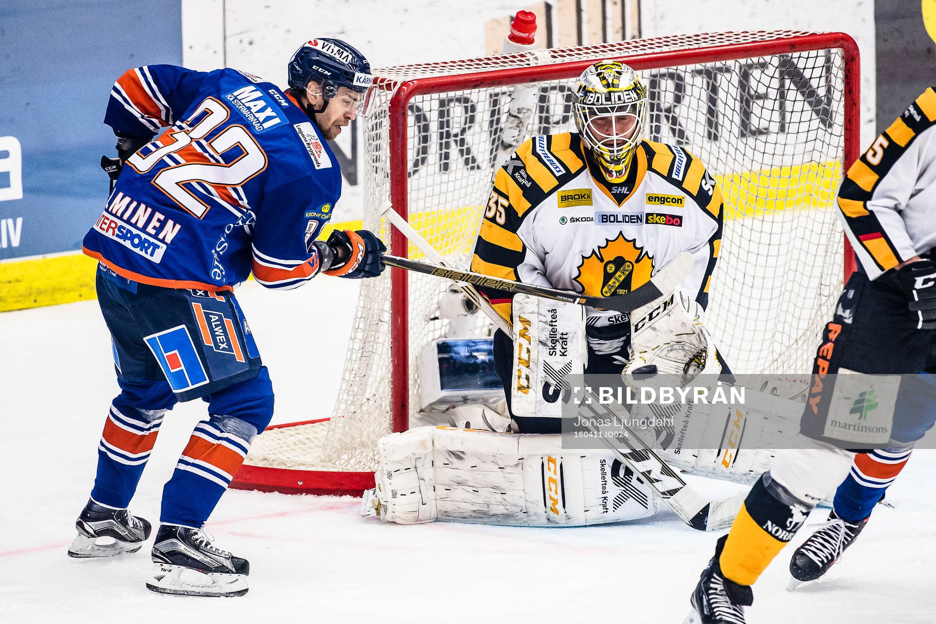 Växjös Sakari Salminen försöker styra pucken framför