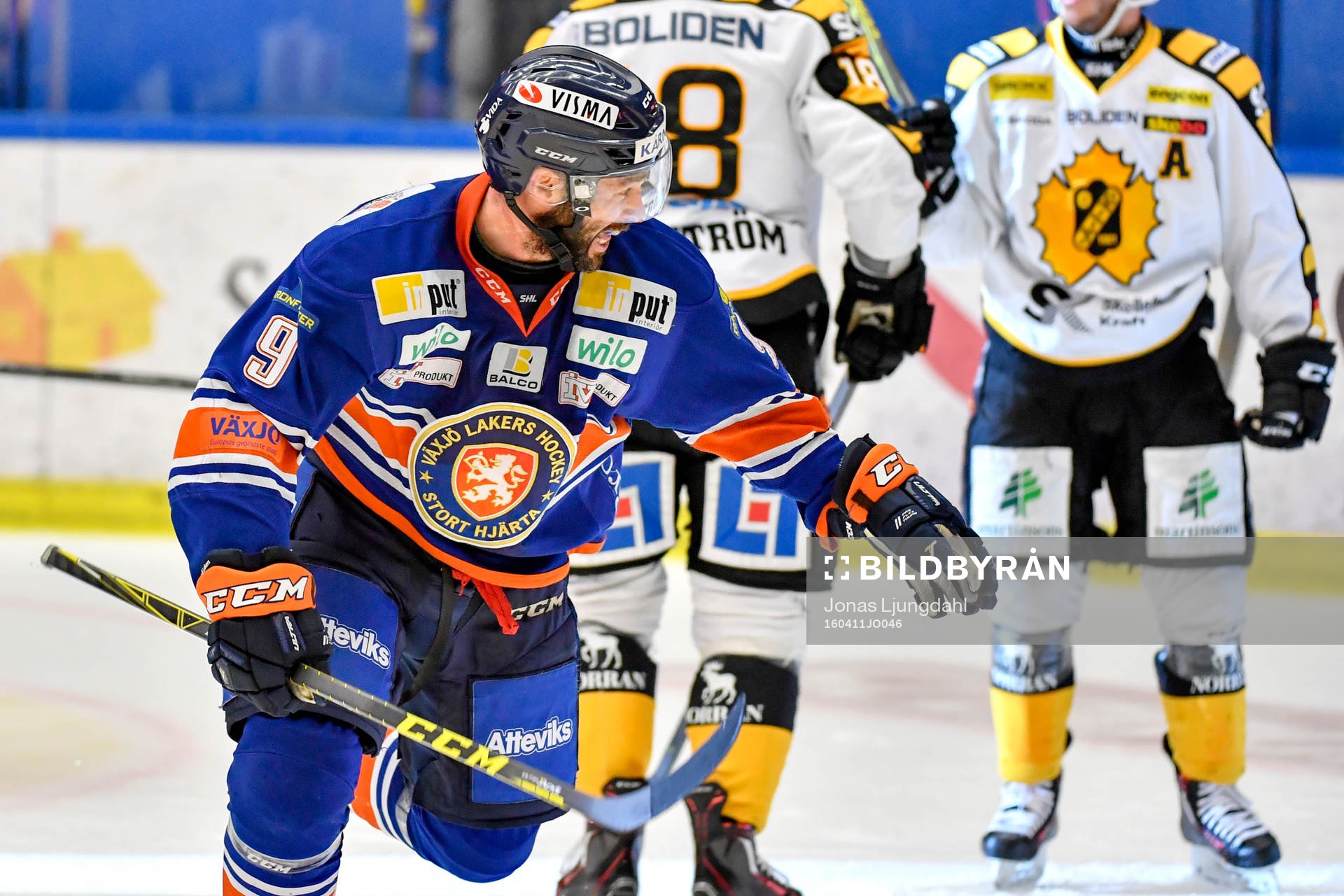 Växjös Josh Hennessy jublar