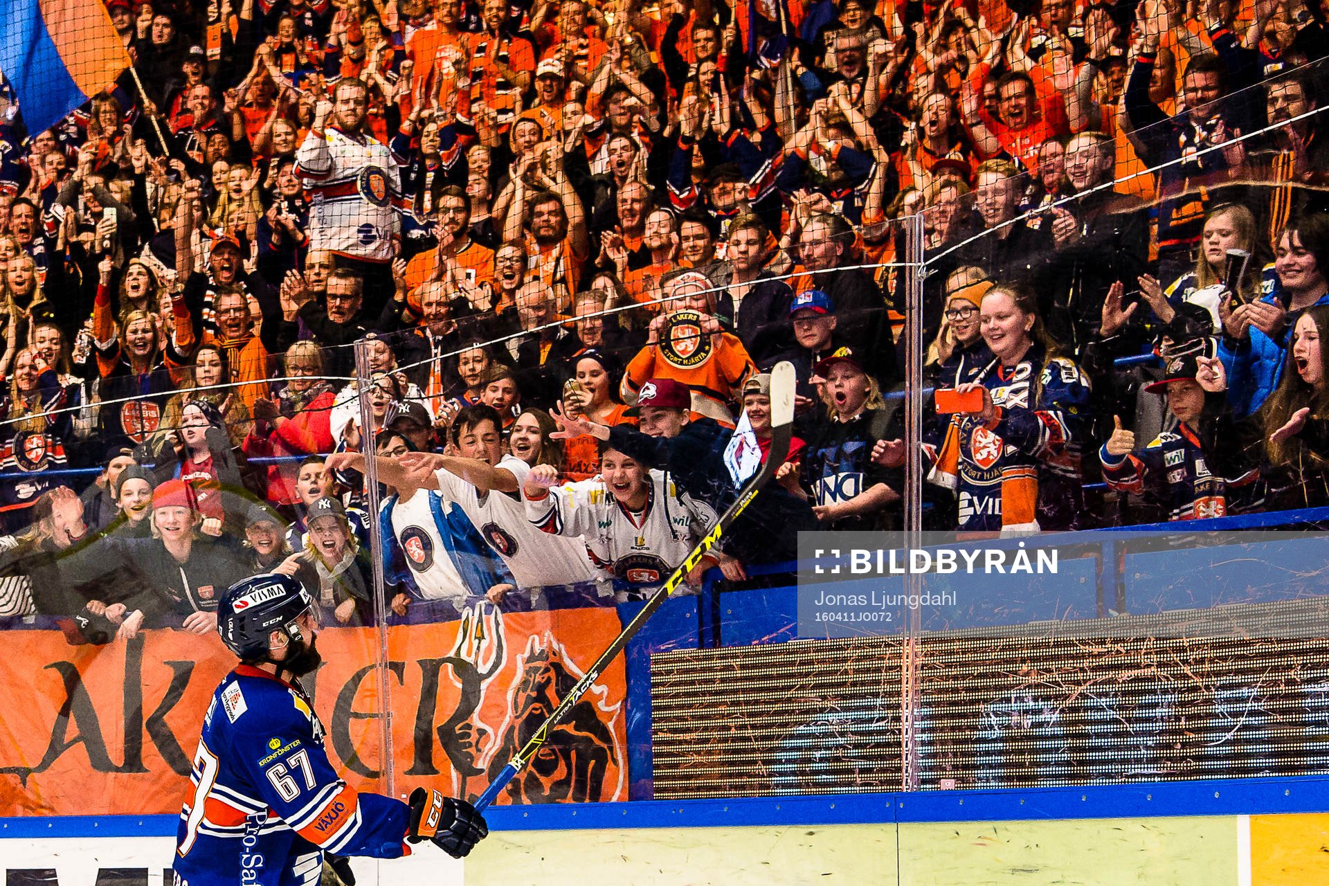 Växjös Linus Fröberg jublar framför fansen