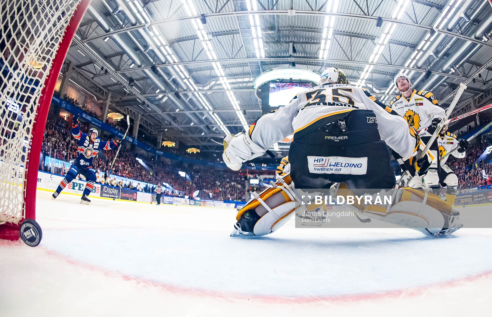 Växjös Eric Martinsson (ej i bild) gör mål 2-3 bakom