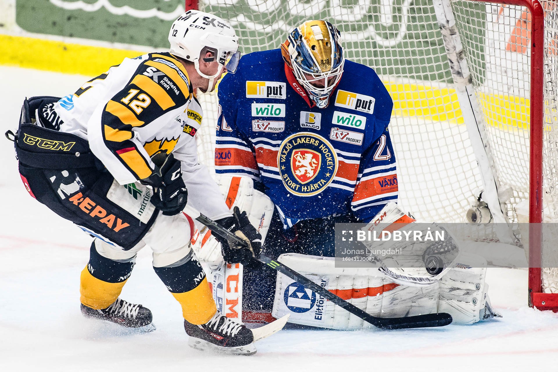 Växjös målvakt Stefan Steen plockar ett avslut från