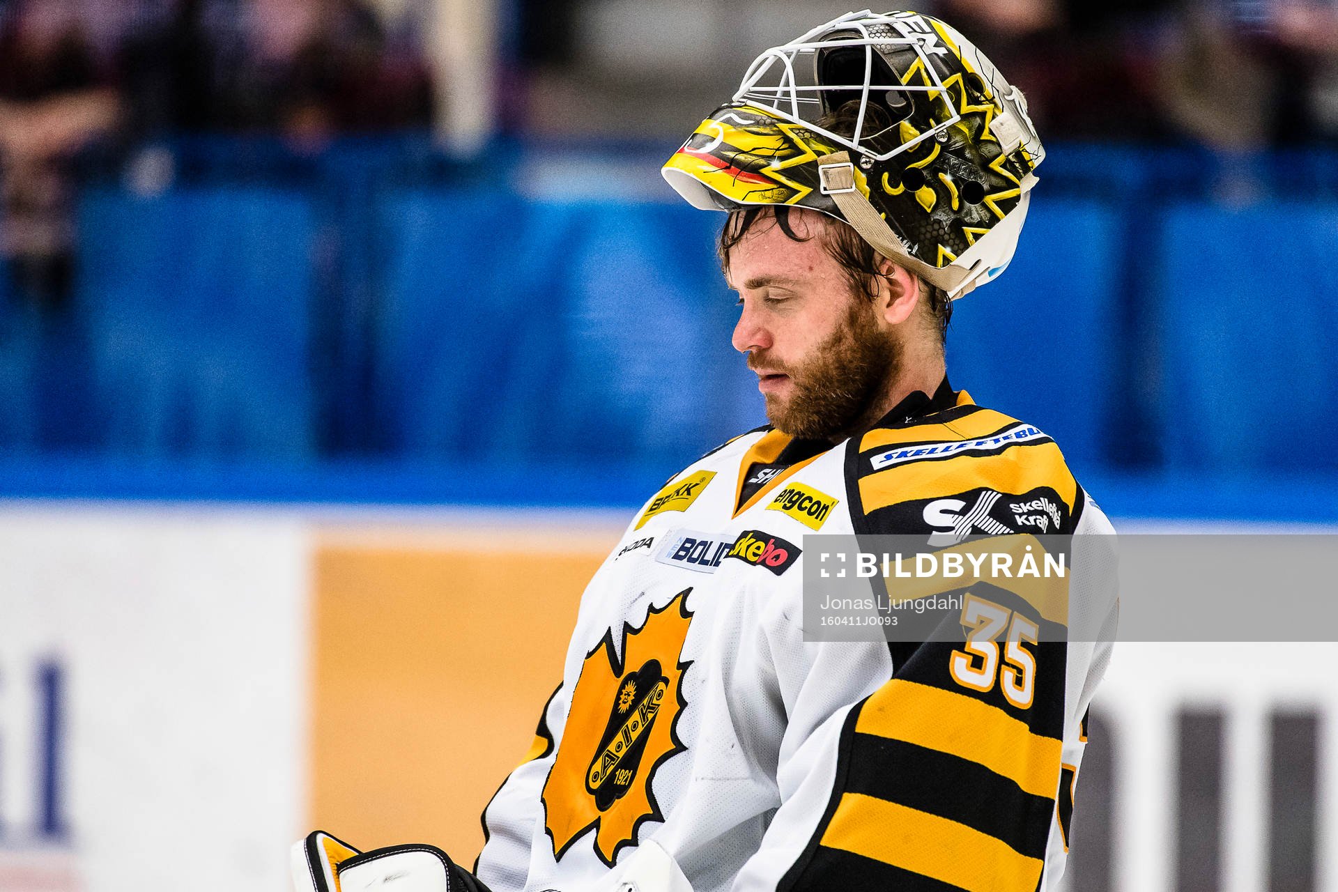 Skellefteås målvakt Markus Svensson blundar