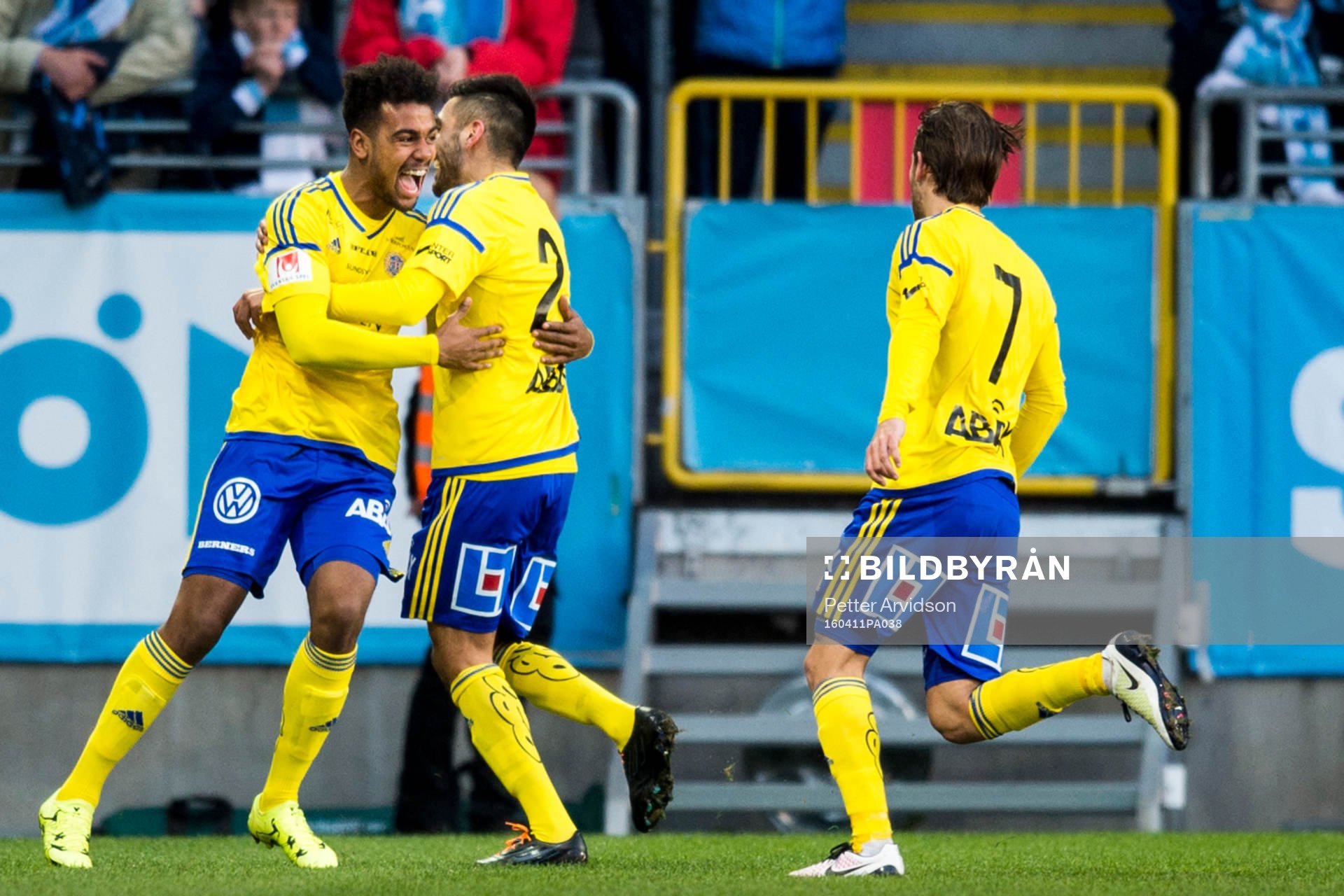 Sundsvalls Noah Sonko Sundberg jublar ihop med Stefan Silva