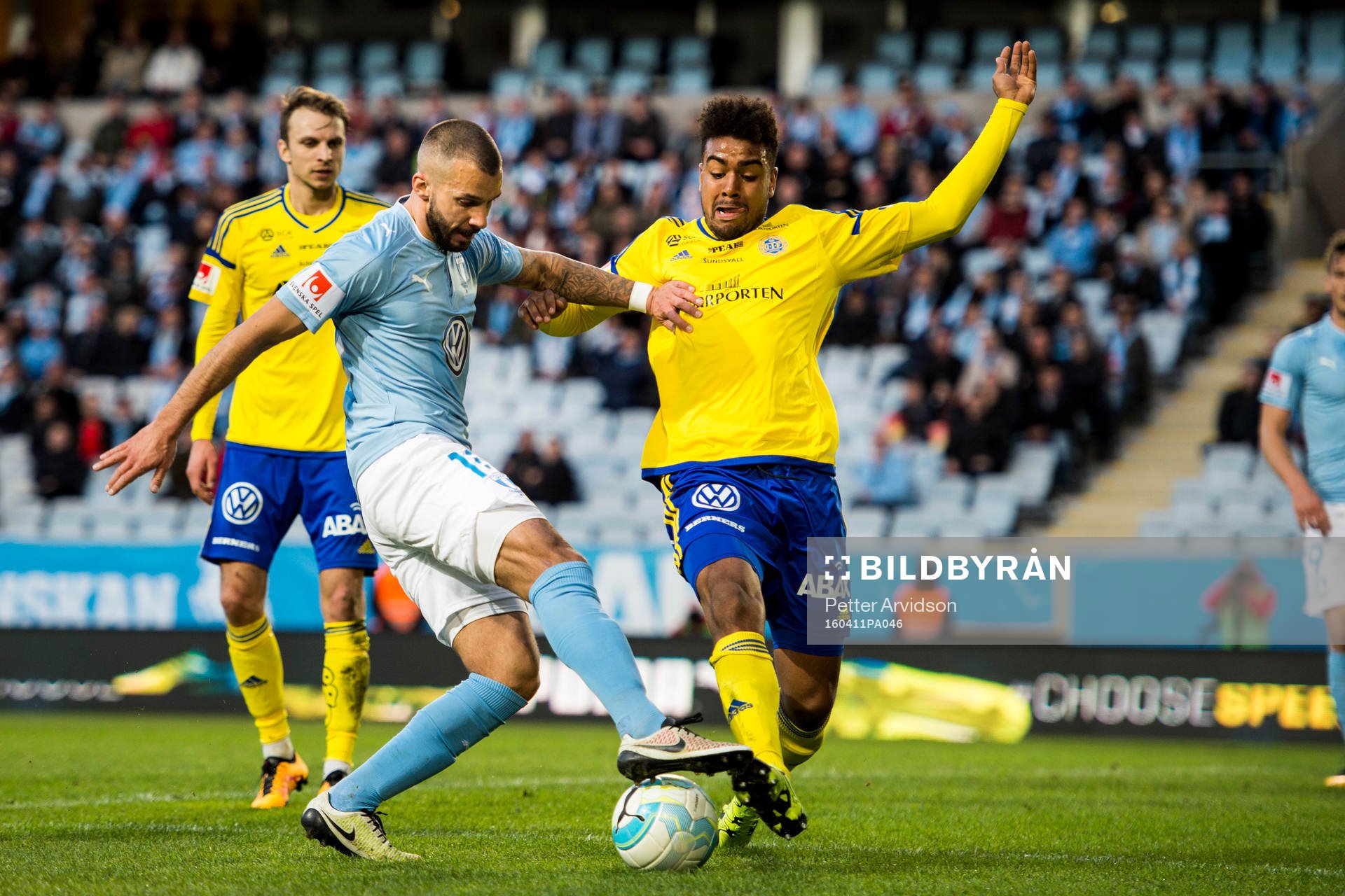 Malmö FFs Guillermo Molins och Sundsvalls Noah Sonko