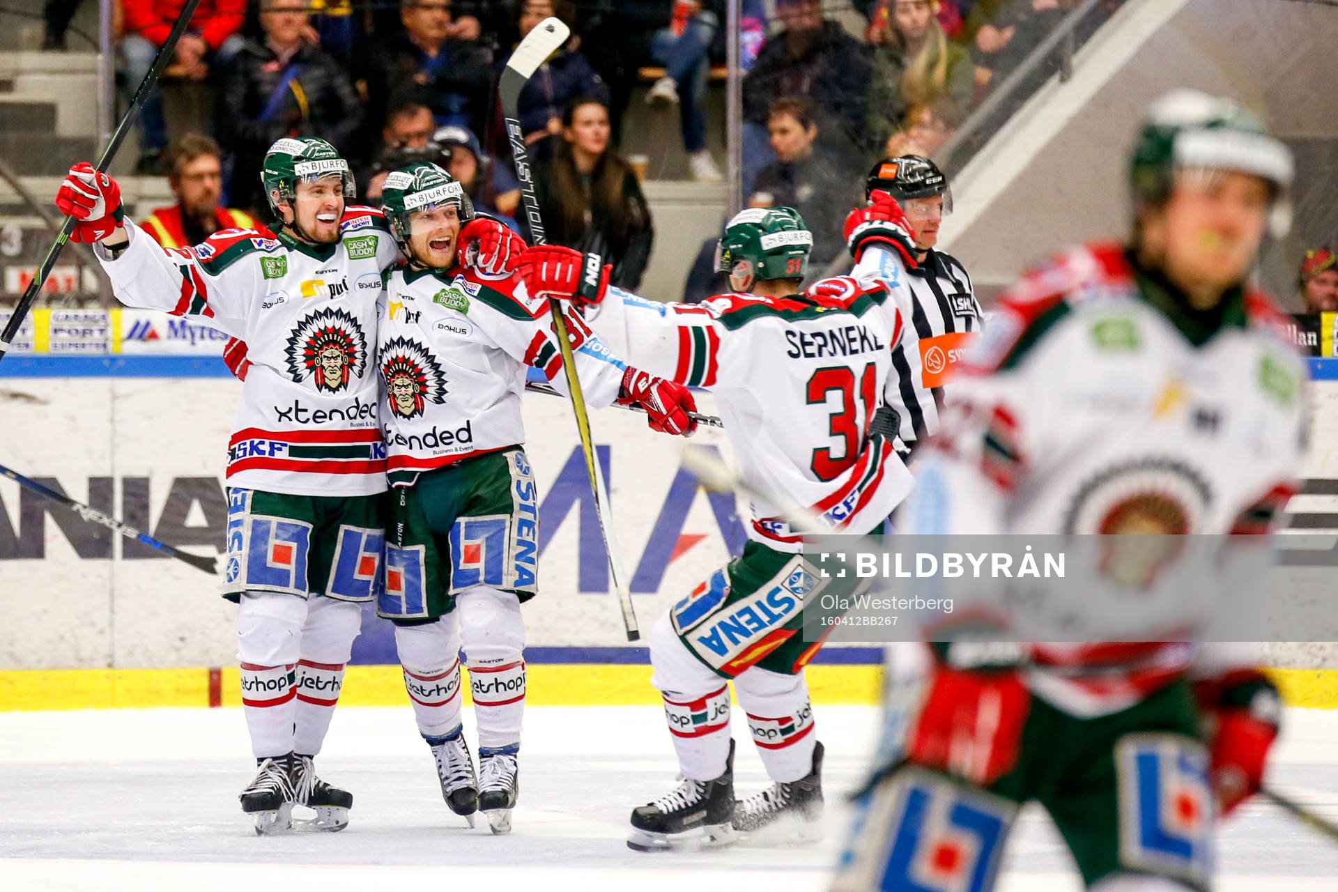 Frölundas Ryan Lasch jublar med Lukas Bengtsson och