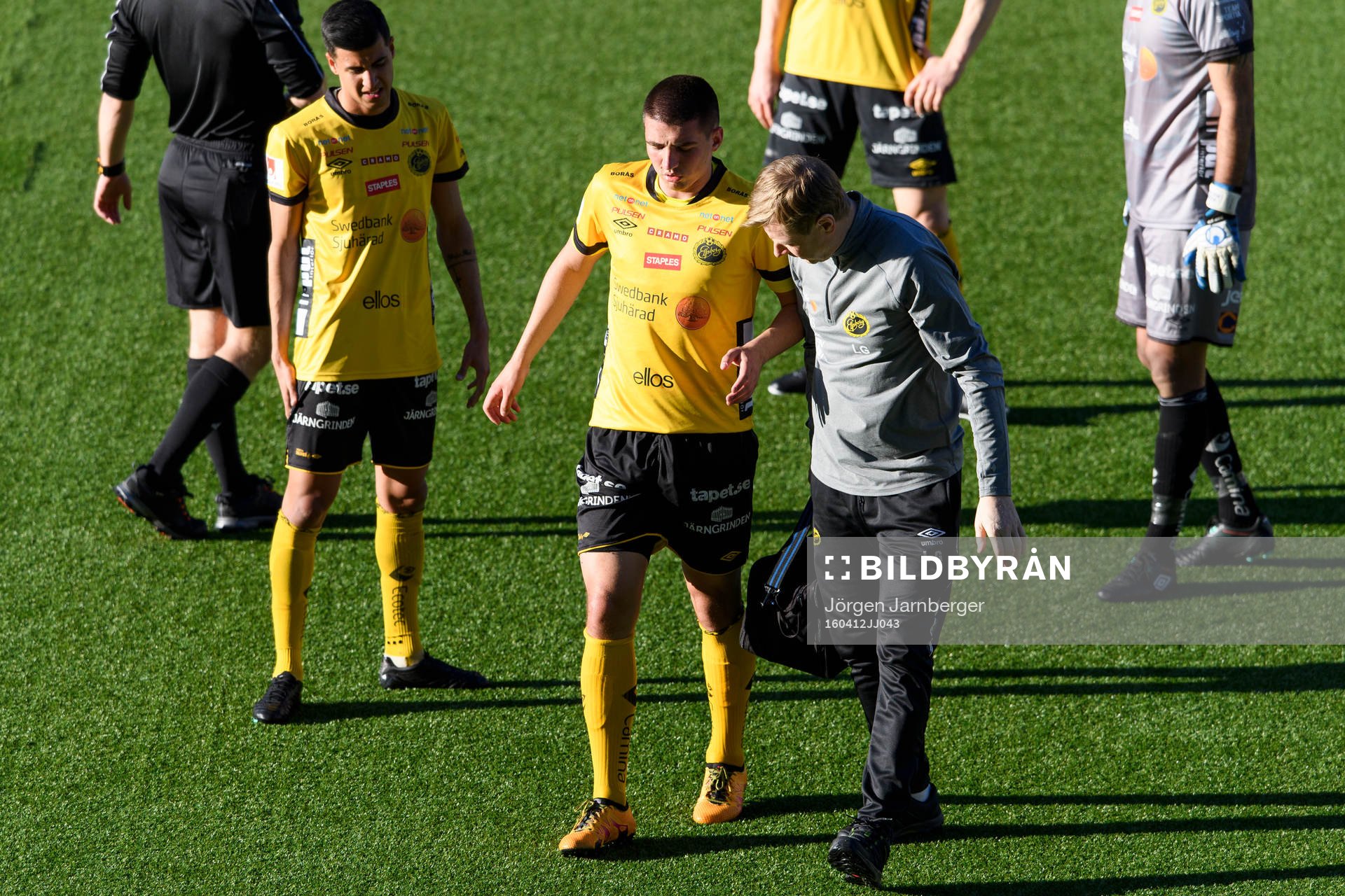 Elfsborgs Ibrahim Dresevic går haltande av planen