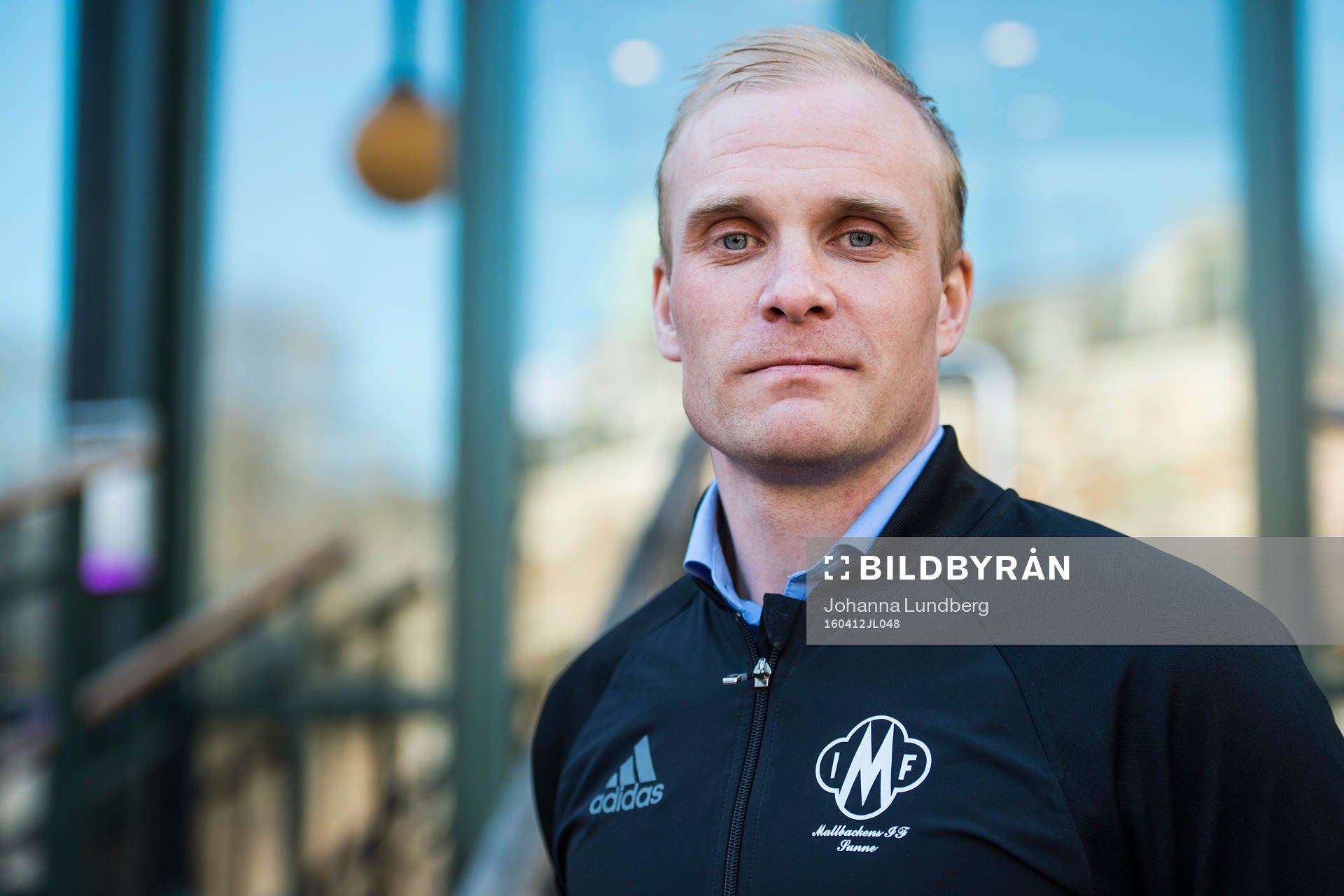 David Uvenclir, tränare Mallbacken, poserar för ett porträtt under upptaktsträffen för damallsvenskan i fotboll den 12 april 2016 i Stockholm.