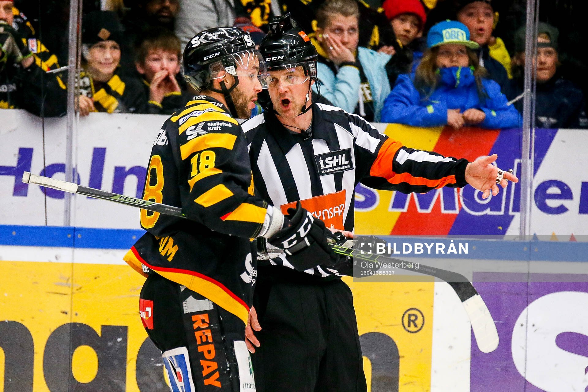 Skellefteås Pontus Petterström pratar med domaren Mikael