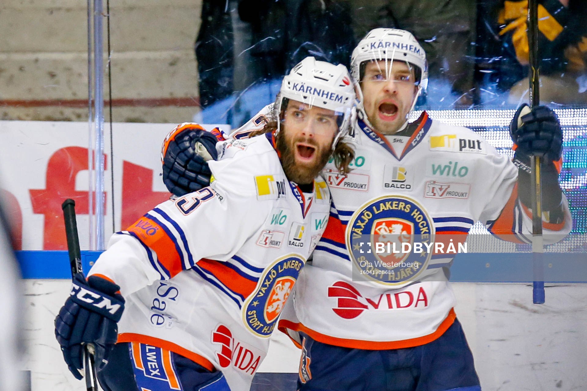 Växjös Sakari Salminen och Ville Leino jublar