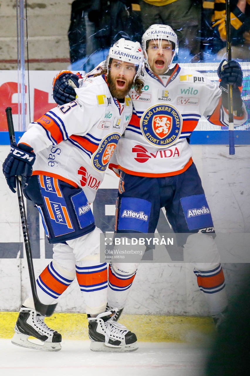 Växjös Sakari Salminen och Ville Leino jublar