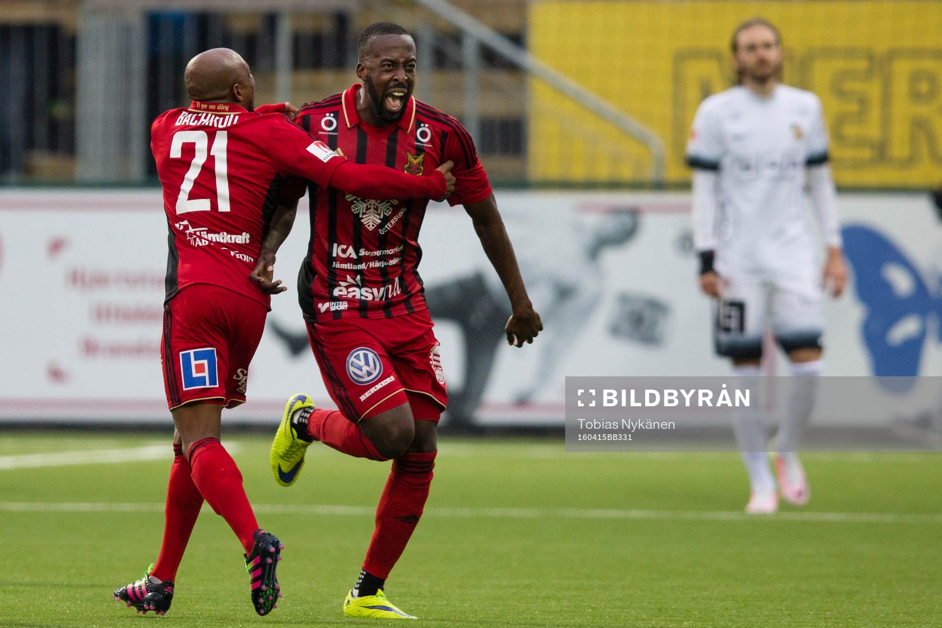 Östersund Ronald Mukiibi jublar eftert 1-0 målet