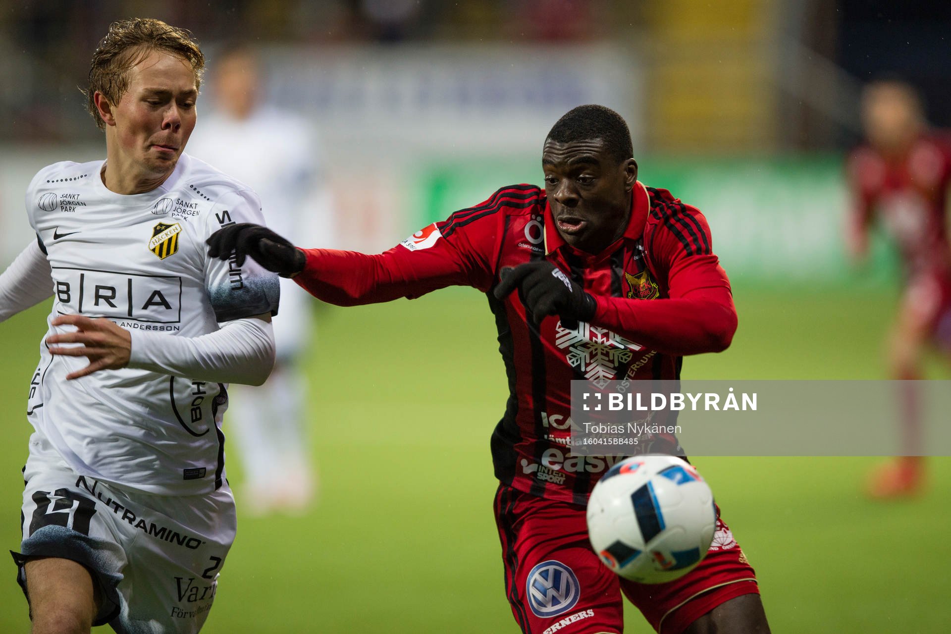 Östersunds Ken Sema mot Häckens Joel Andersson