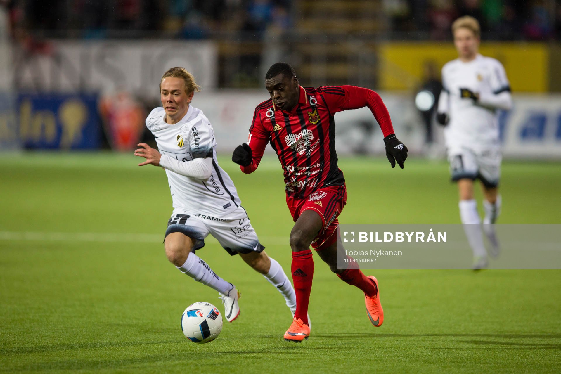 Östersunds Ken Sema mot Häckens Joel Andersson