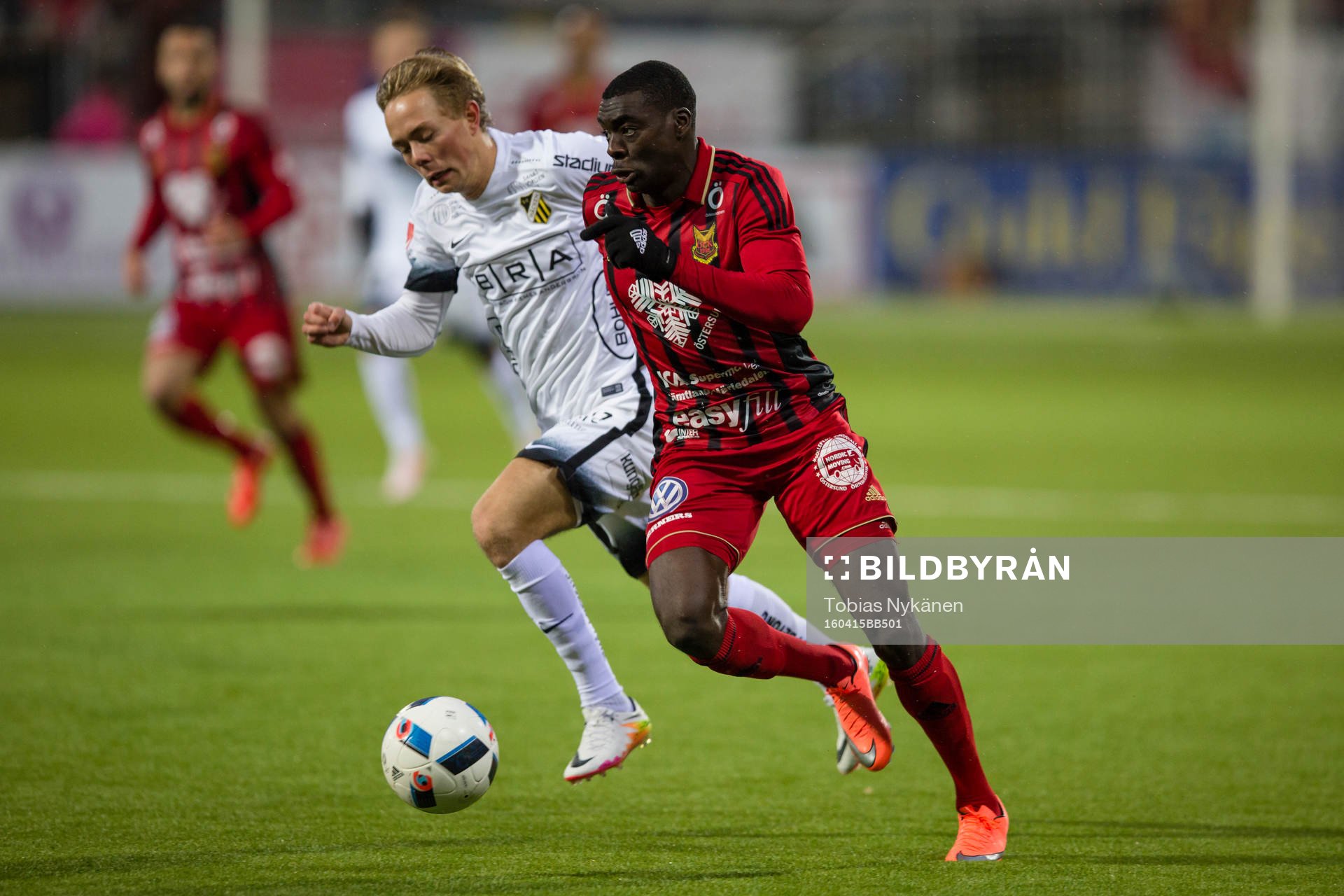 Östersunds Ken Sema mot Häckens Joel Andersson