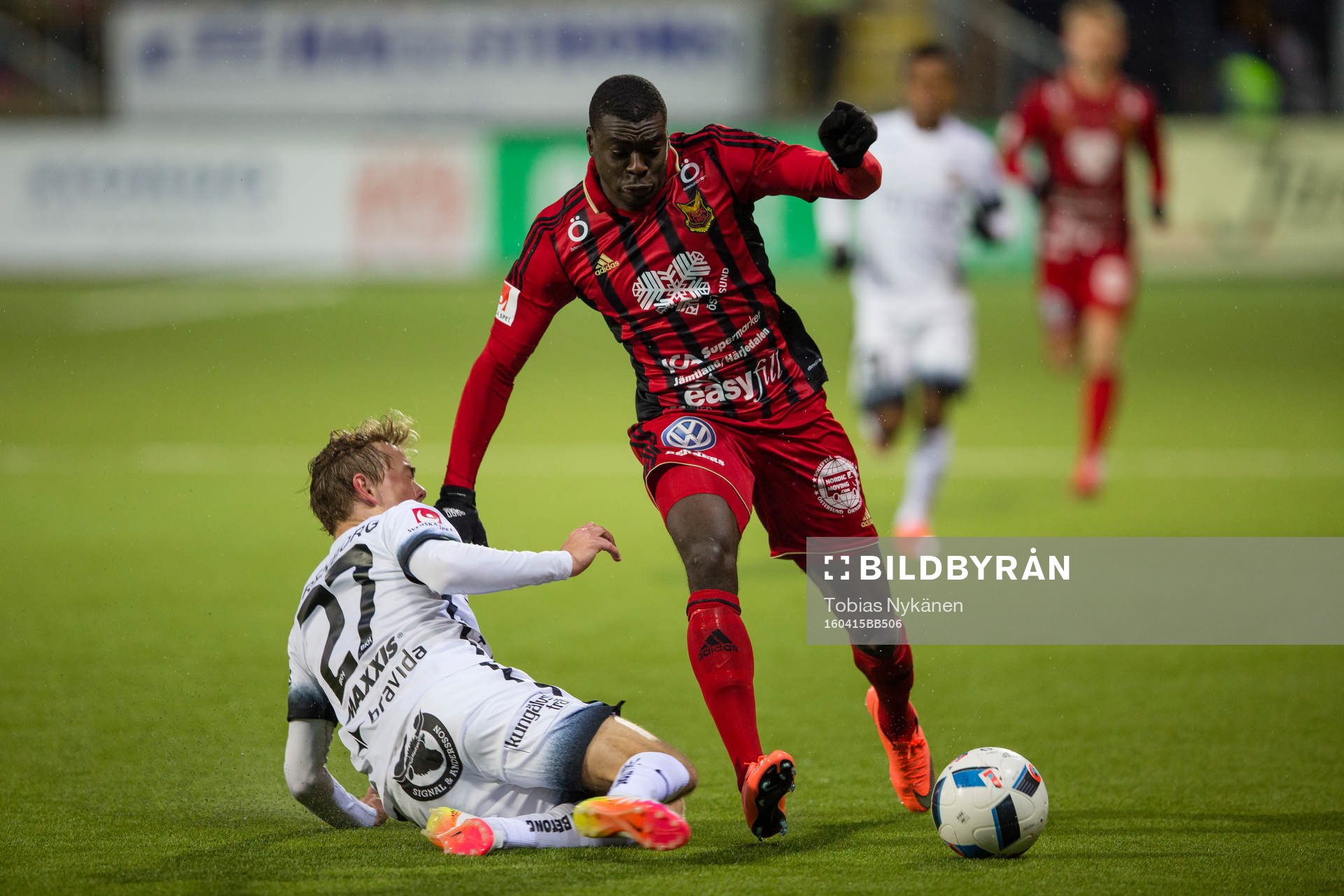 Östersunds Ken Sema mot Häckens Joel Andersson