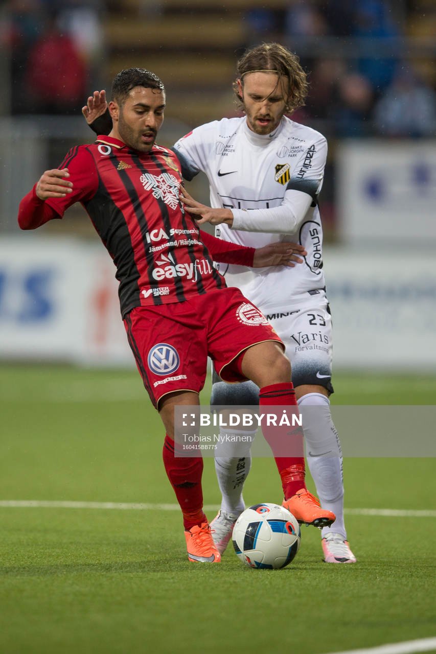 Östersunds Saman Ghoddos mot Häckens Simon Sandberg
