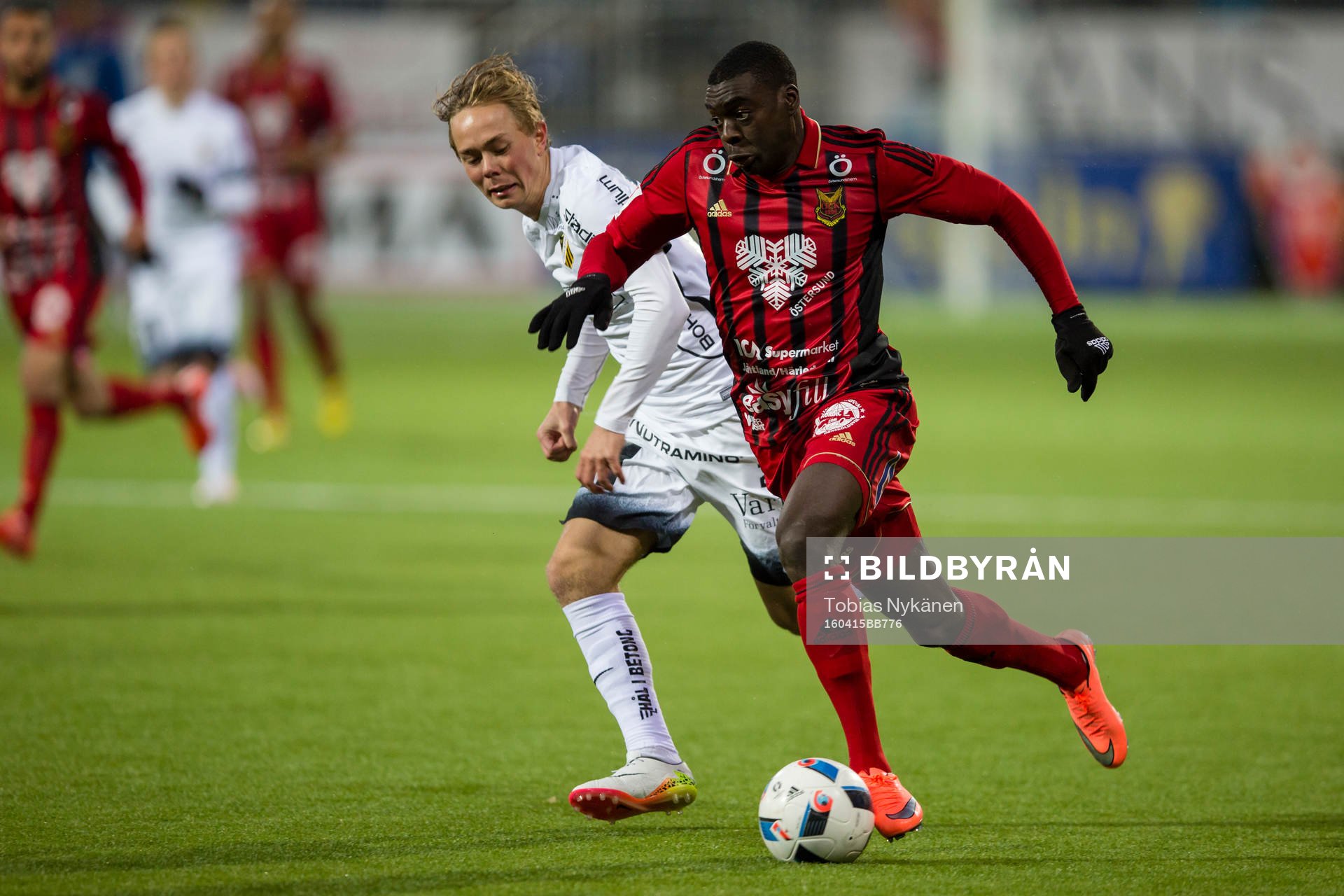 Östersunds Ken Sema mot Häckens Joel Andersson