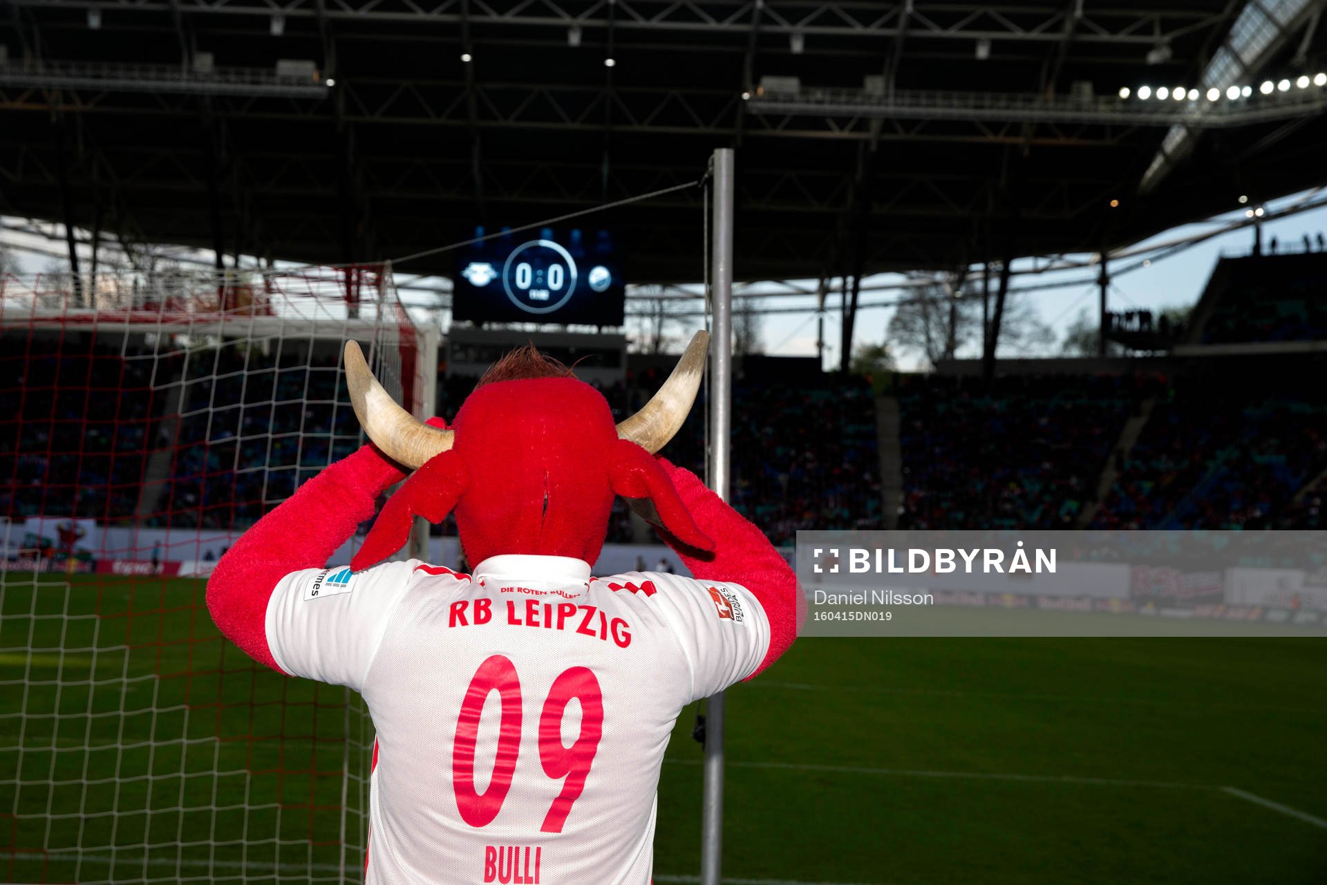 Leizpigs maskot tittar på fotboll på Red Bull Arena