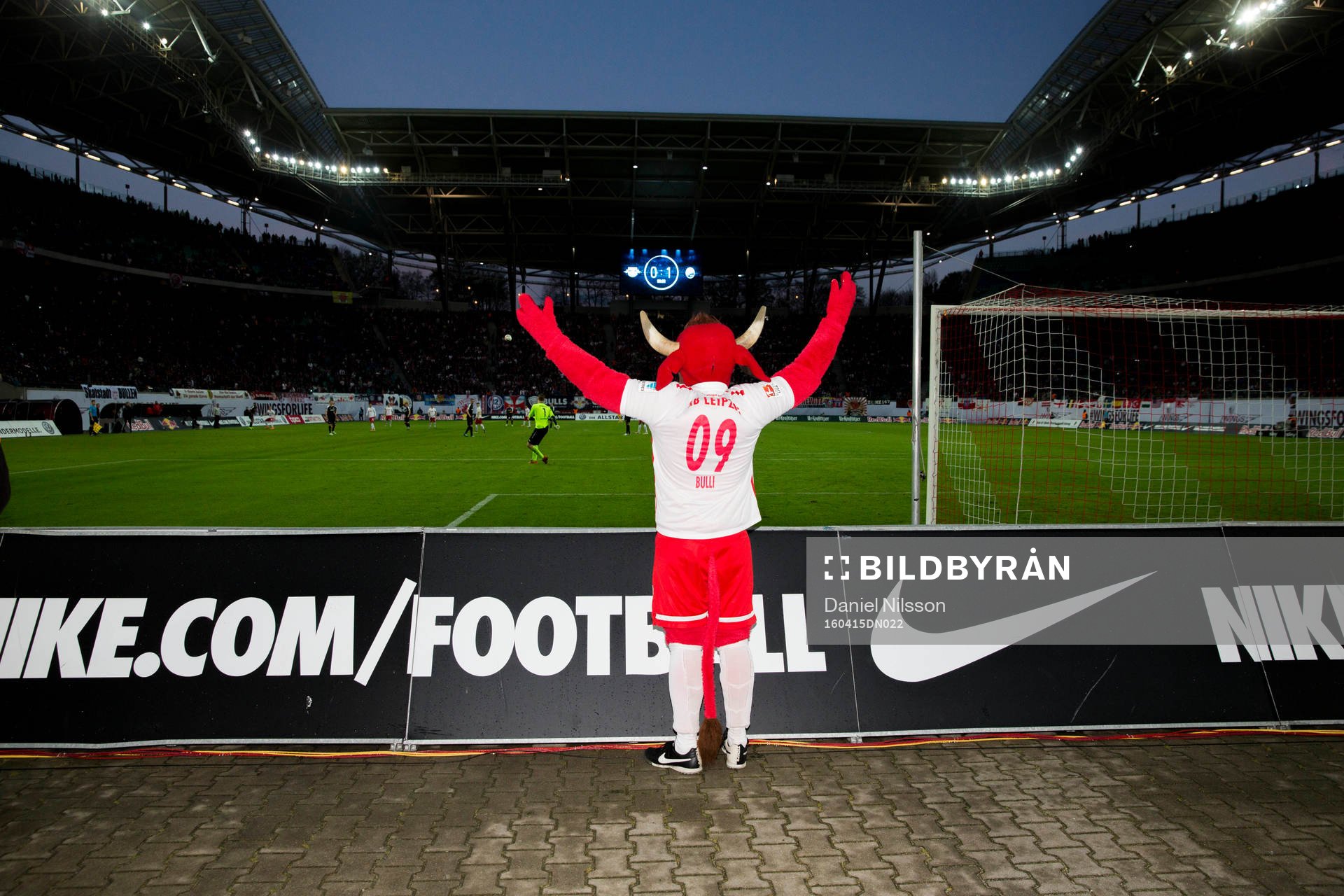 Leizpigs maskot tittar på fotboll på Red Bull Arena