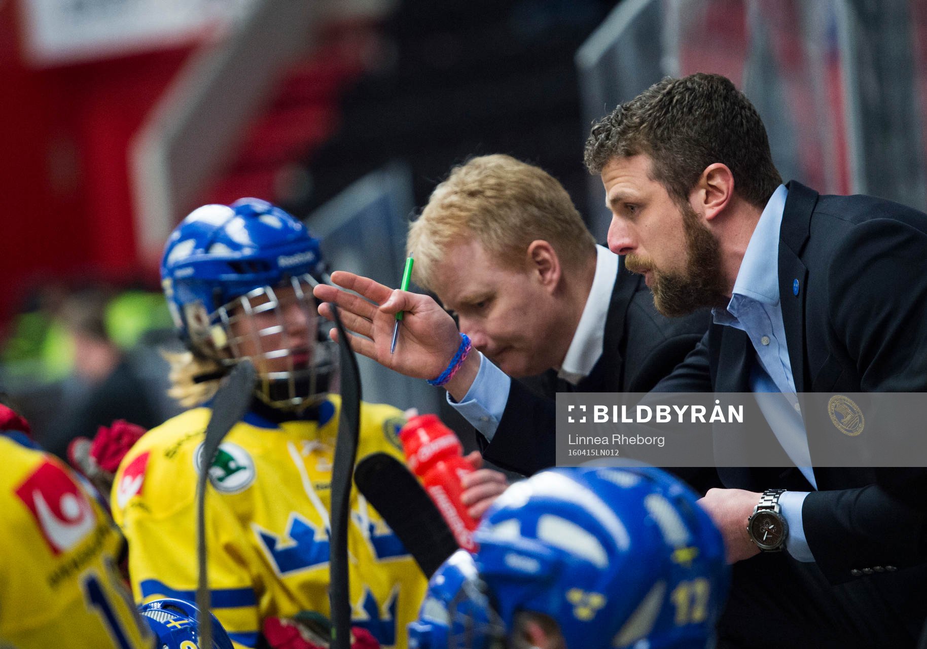Sveriges tränare Ulf Lundberg instruerar Sveriges spelare