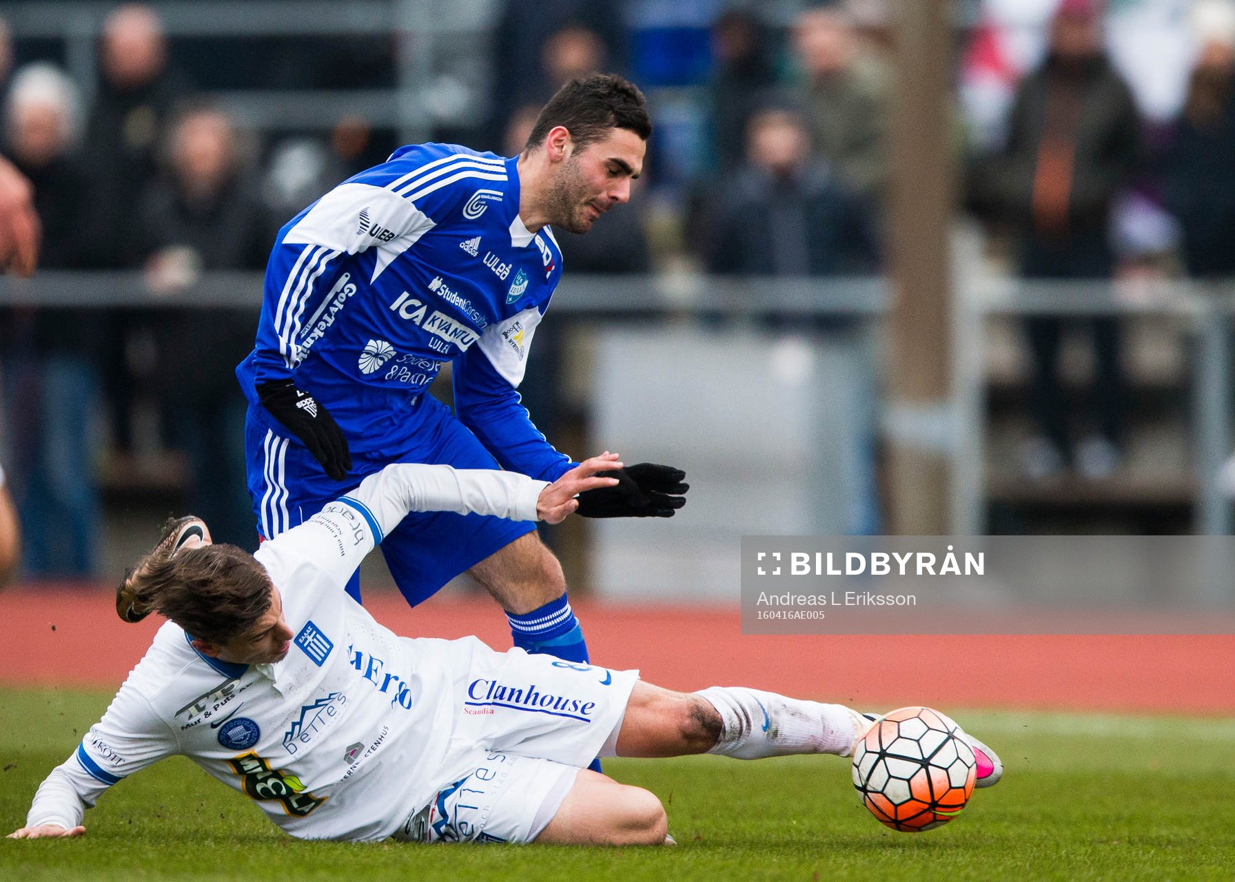 Luleås Viktor Pettersson i kamp om bollen med Akropolis Kostas Stavrothanasopoulos under fotbollsmatchen i division 1 norra mellan Akropolis IF och IFK Luleå den 16 april 2016 i Stockholm.