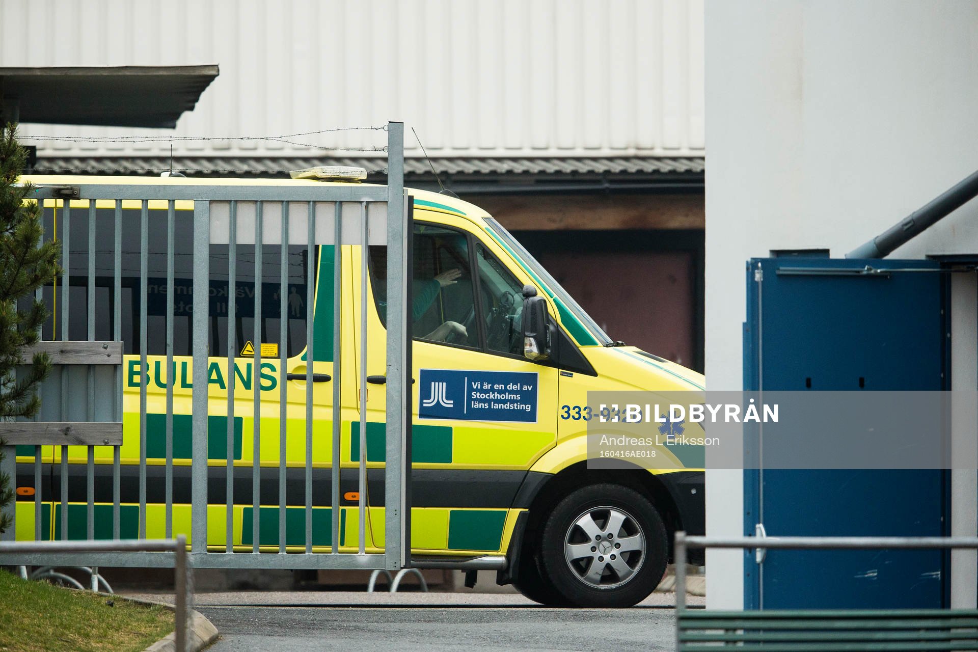 En ambulans anländer för att ta hand om Luleås Emil