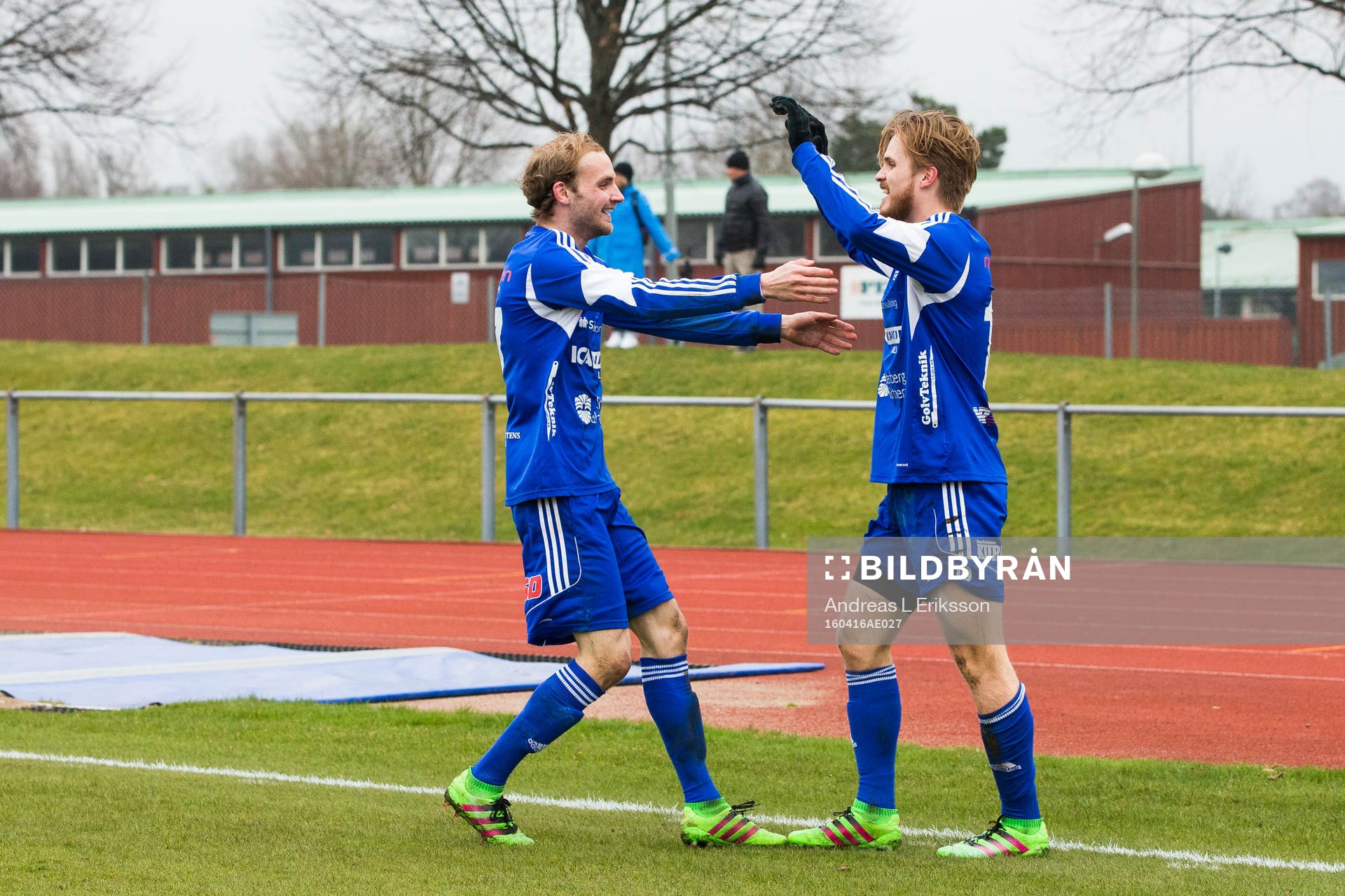 Luleås Jesper Medén gratuerar Joel Rajalakso som gjort 1-2