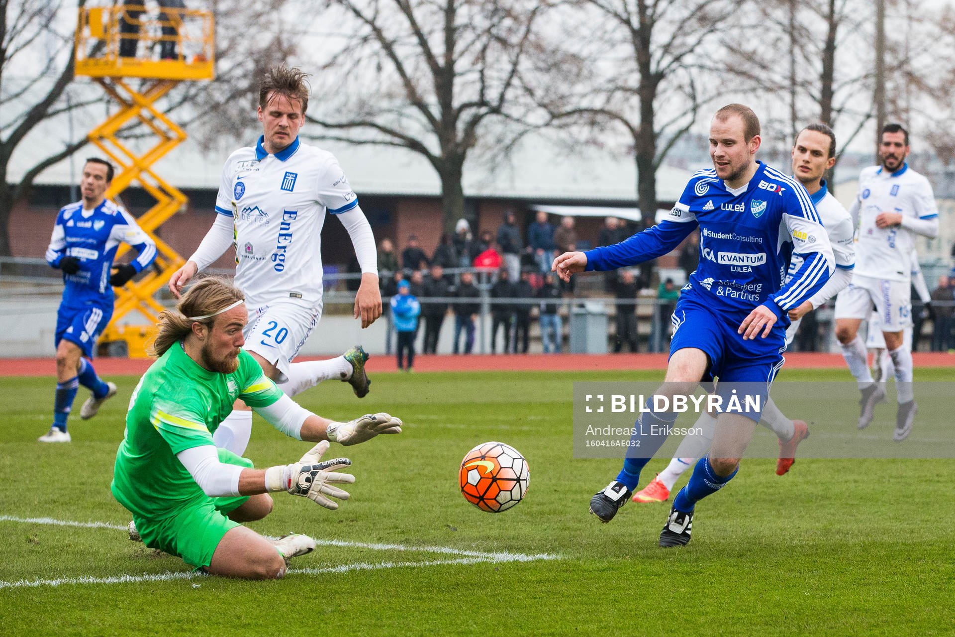 Akropolis målvakt Simon Lundgren och Luleås Tomas Eriksson