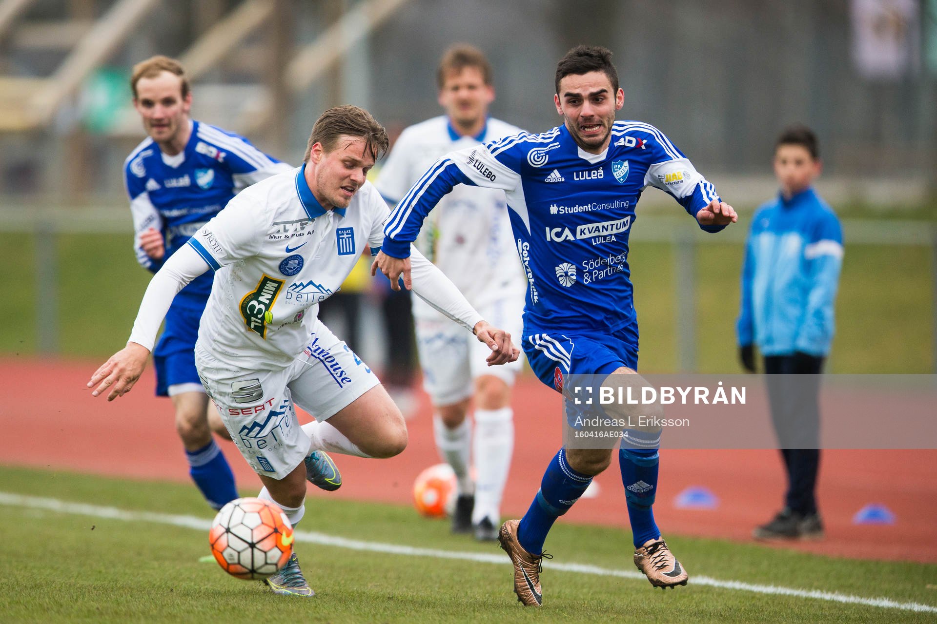 Akropolis Felix Pettersson i kamp om bollen med Luleås