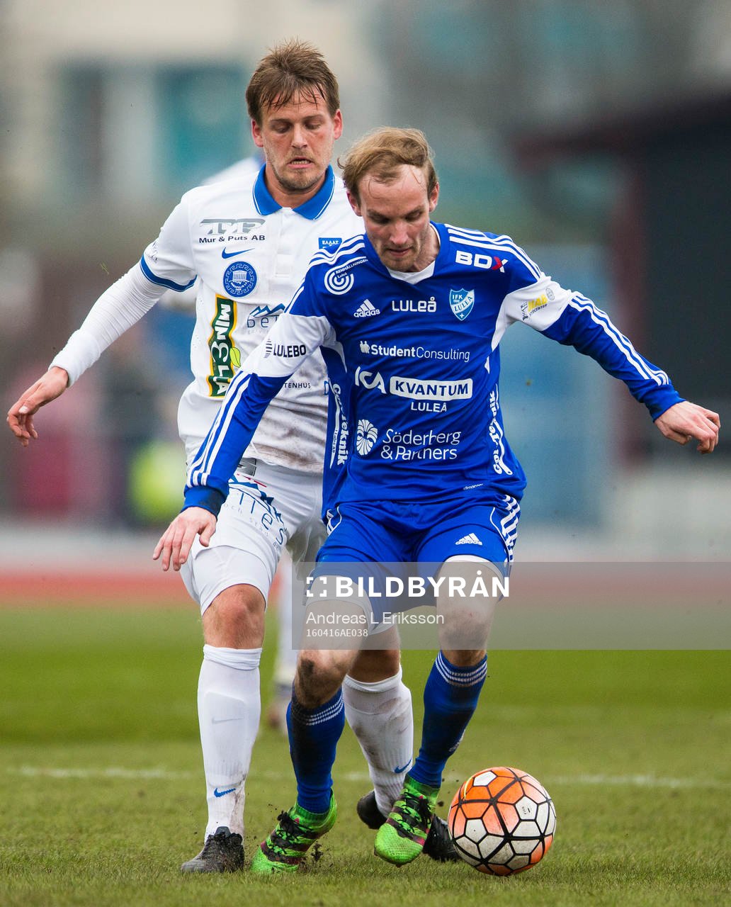 Akropolis Adrian Pettersson i kamp om bollen med Luleås