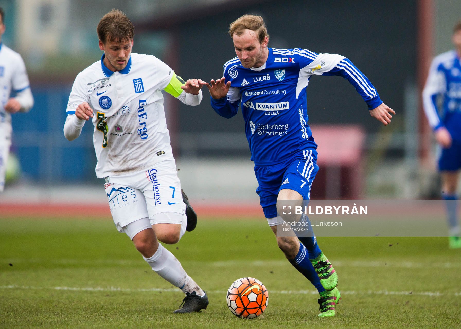 Akropolis Adrian Pettersson i kamp om bollen med Luleås