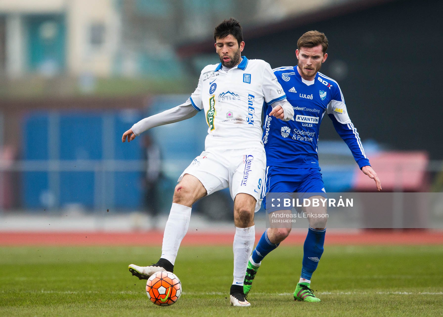 Akropolis Luca Gerbino Polo i kamp om bollen med Luleås