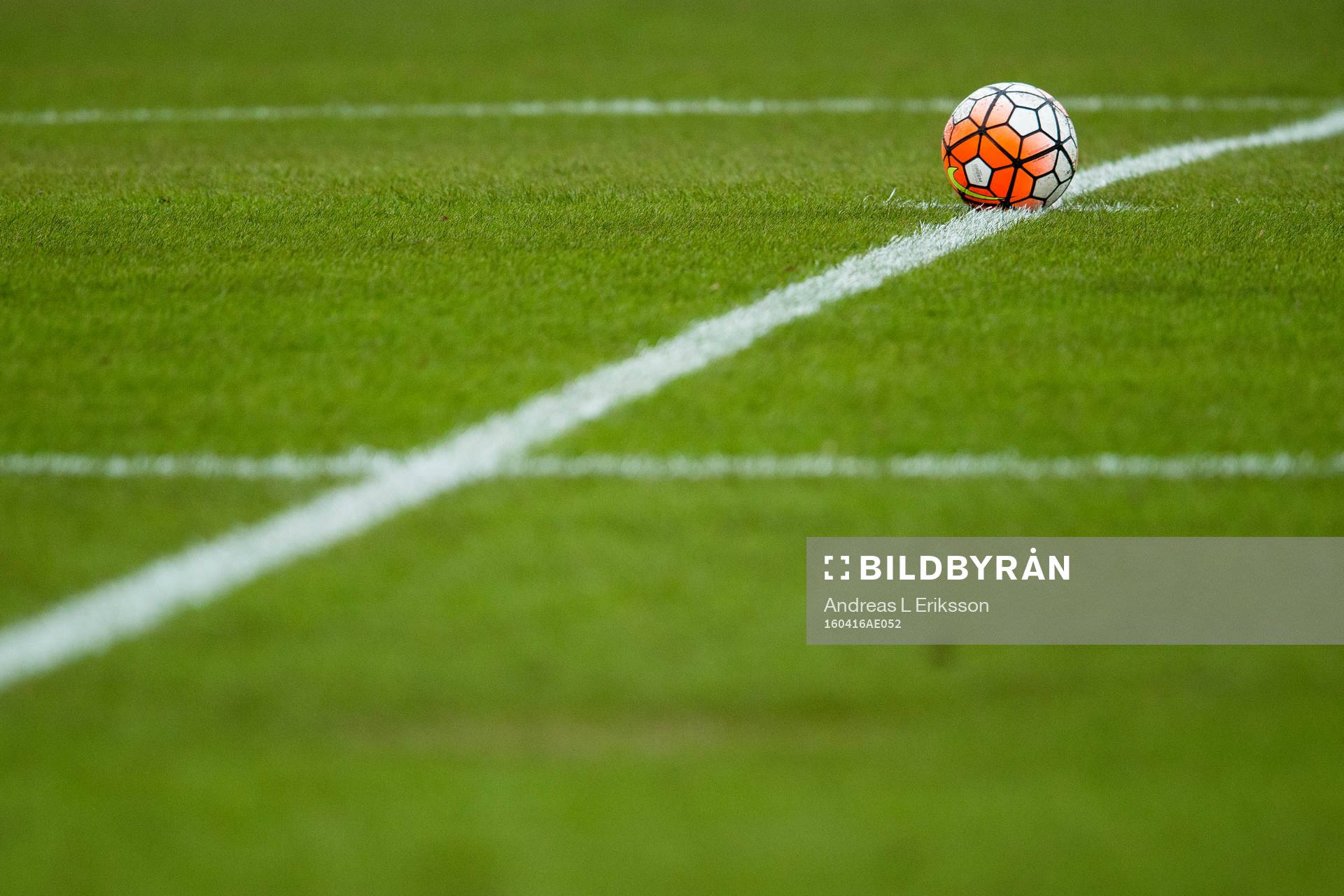 En fotboll ligger på mittpunkten innan fotbollsmatchen i