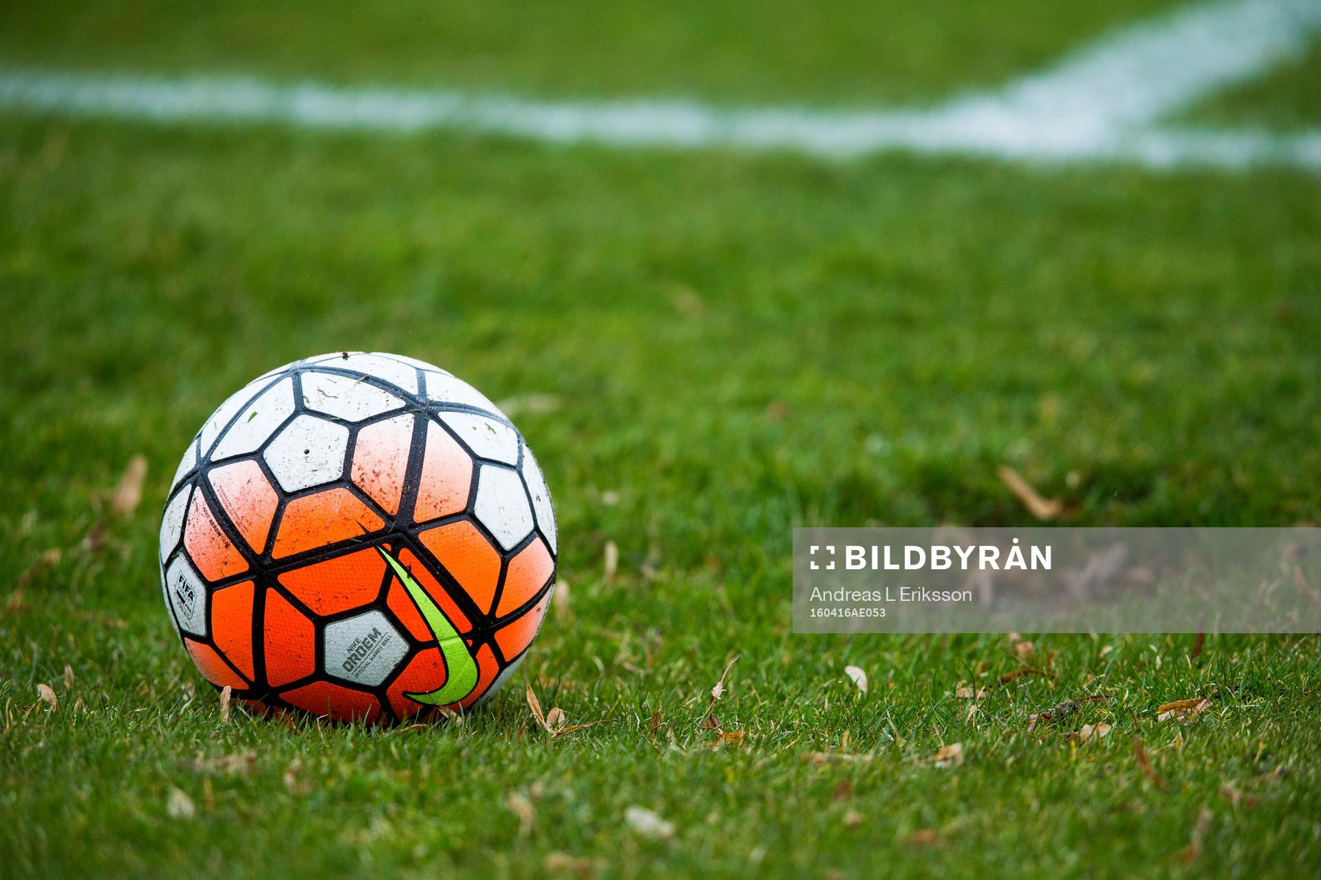 En fotboll ligger bredvid sidlinjen