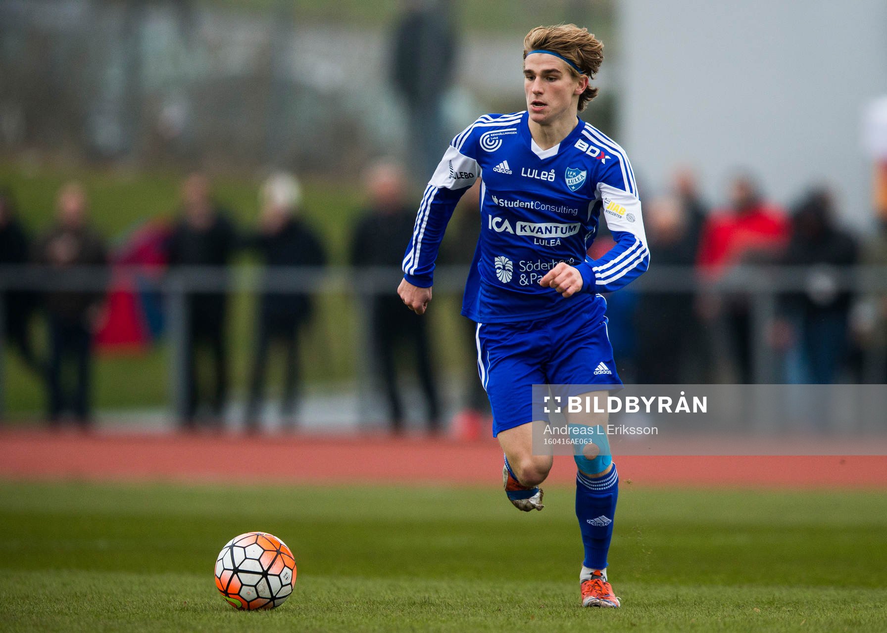 Luleås Sebastian Sandlund med bollen