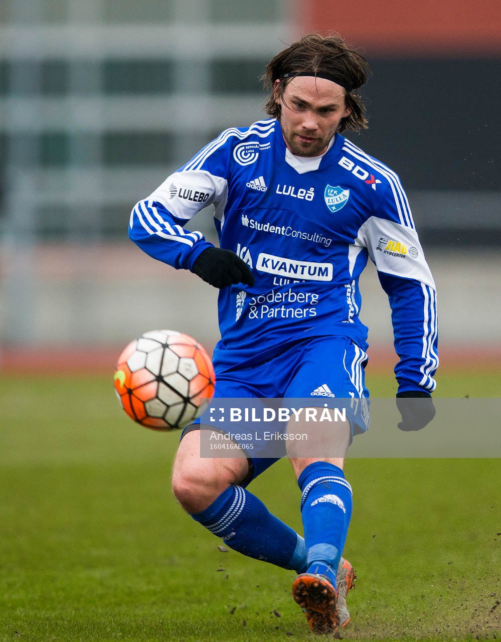 Luleås Patrik Wallin med bollen