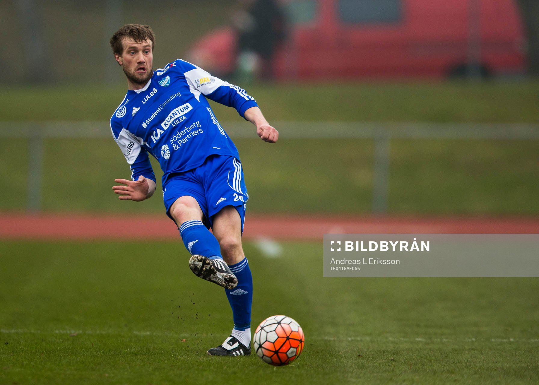 Luleås målvakt Gustav Stålnacke med bollen