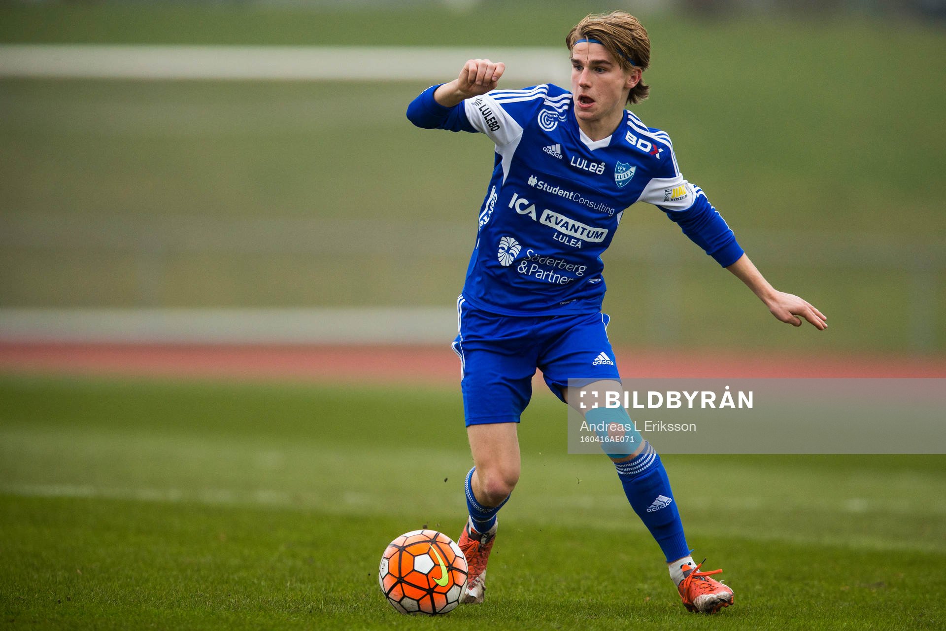 Luleås Sebastian Sandlund med bollen