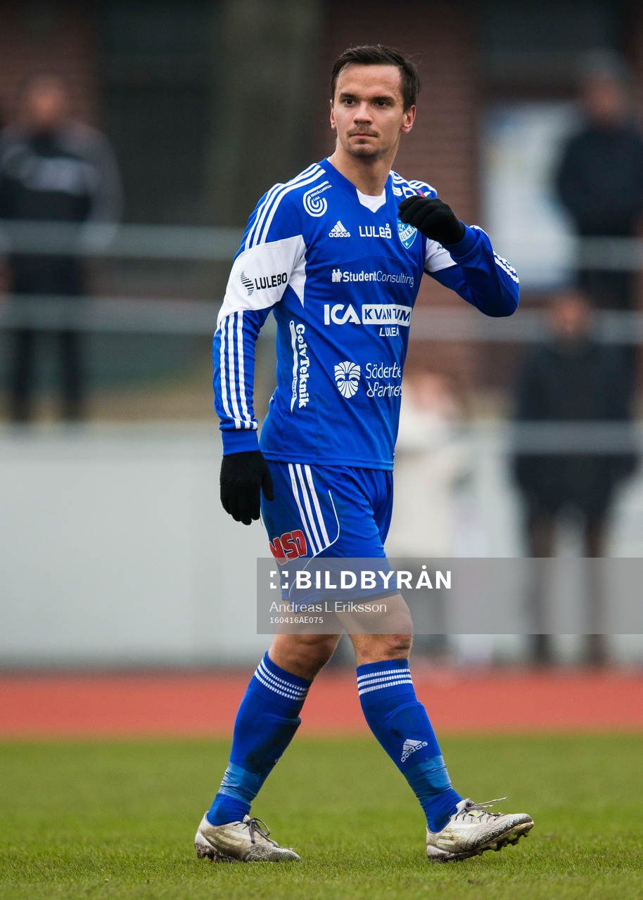 Luleås Patrik Pettersen under fotbollsmatchen i division 1 norra mellan Akropolis IF och IFK Luleå den 16 april 2016 i Stockholm. 