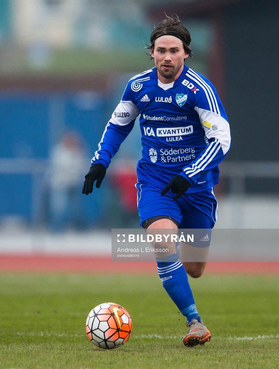 Luleås Patrik Wallin med bollen