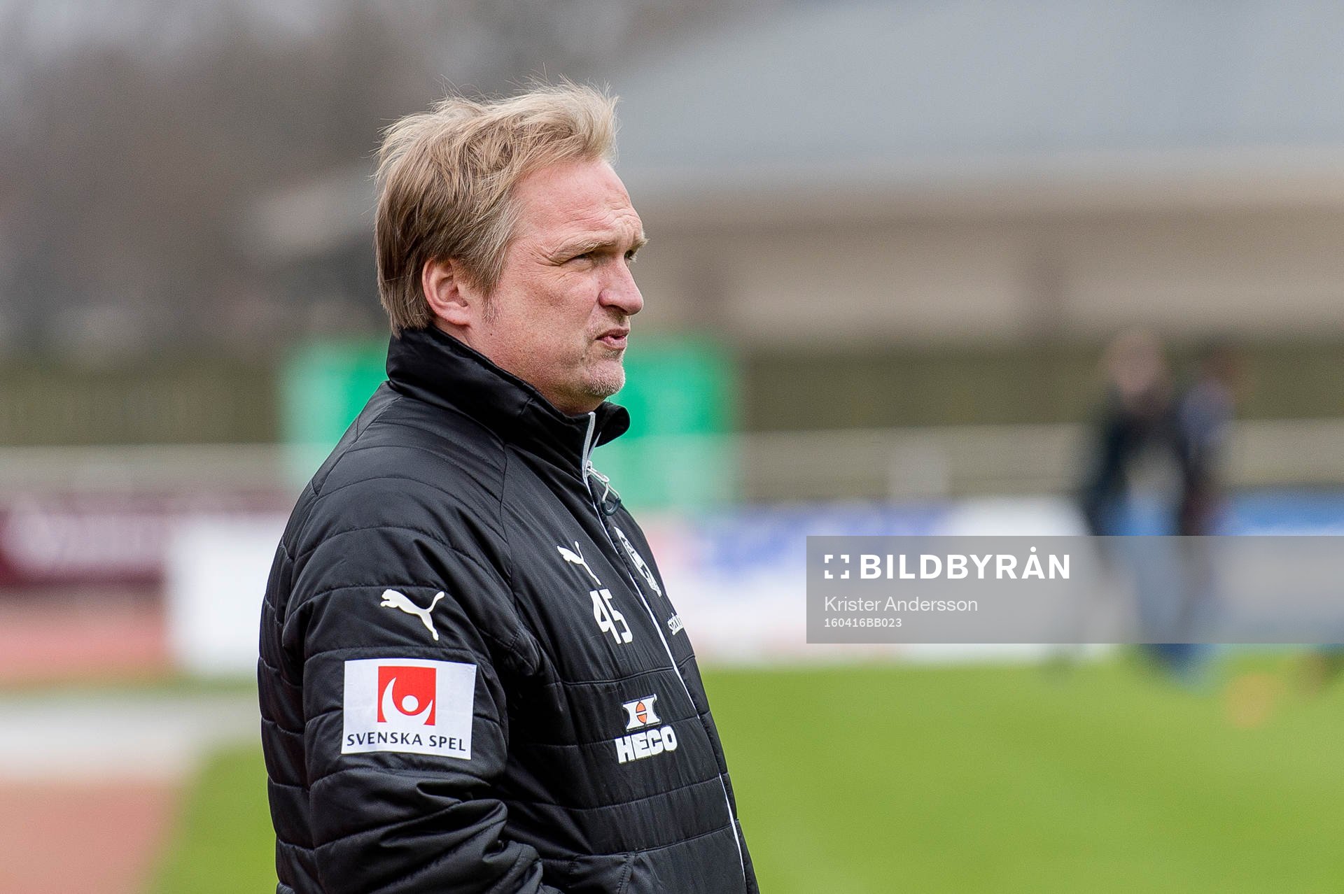 Värnamos  tränare Jörgen Petersson före fotbollsmatchen