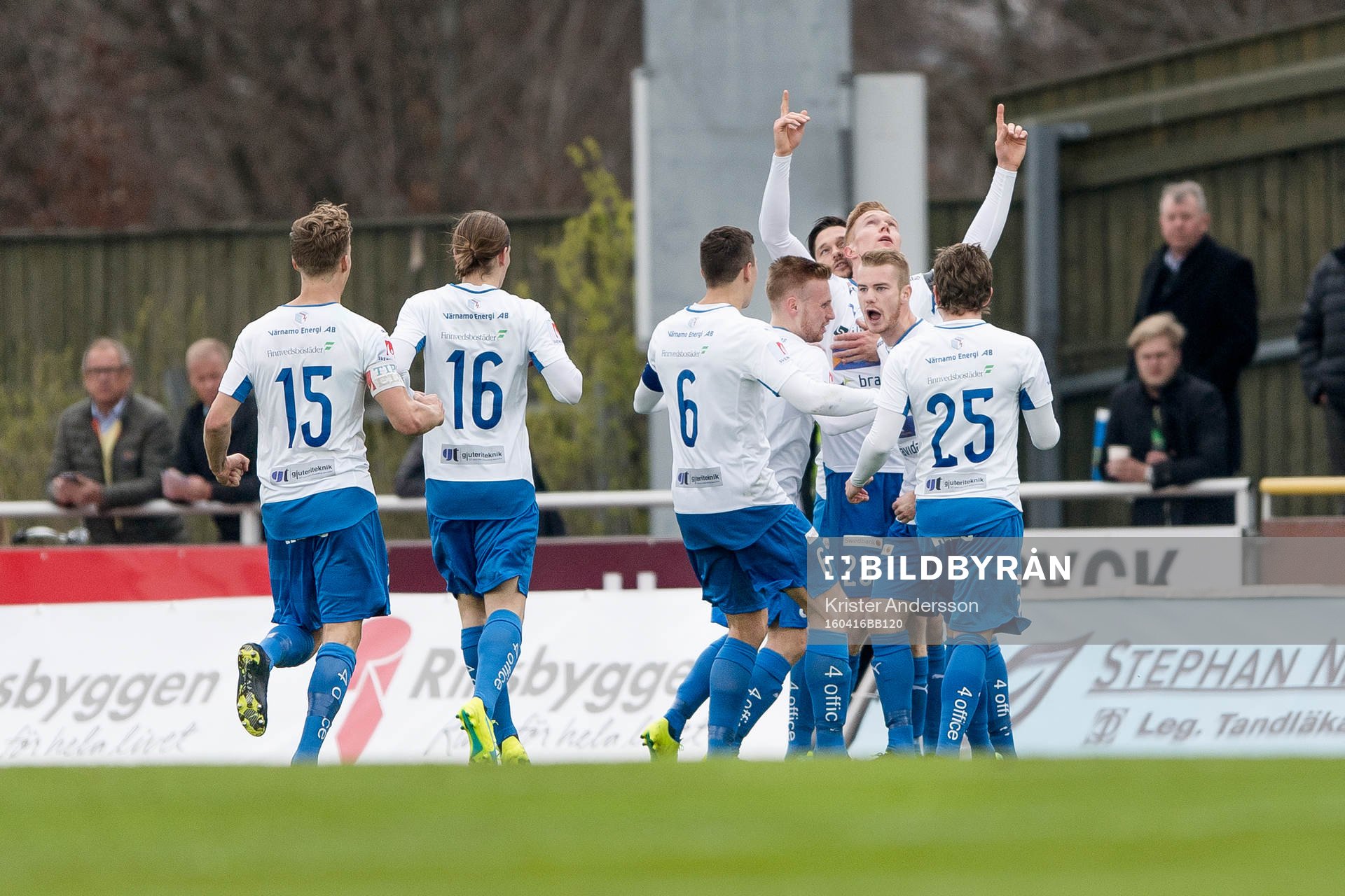 Värnamos David Engström jublar och sträcker händerna i luften efter att ha gjort 0-1 under fotbollsmatchen i Superettan mellan Varberg och Värnamo den 16 april 2016 i Varberg.